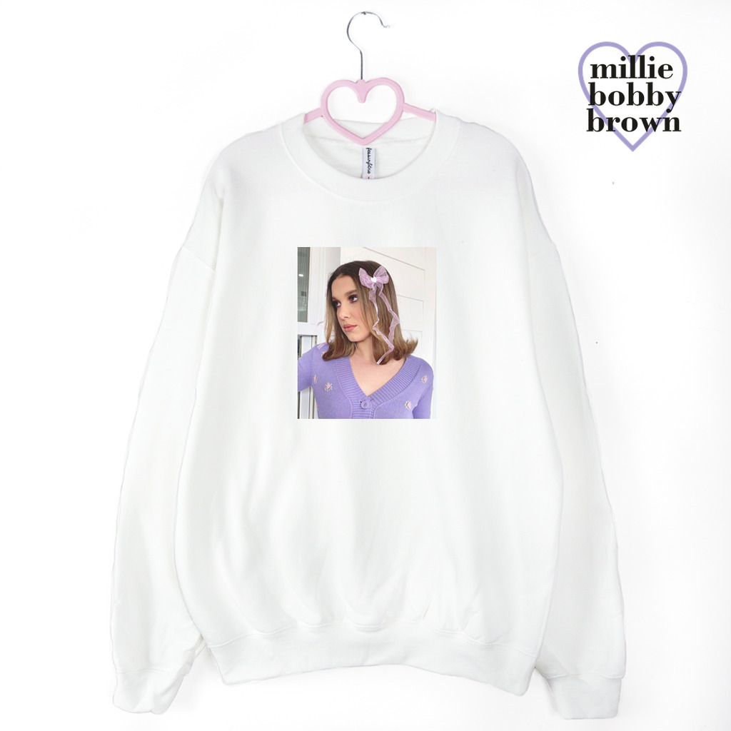 

Bluza Millie Bobby Brown Violet biała 134 140