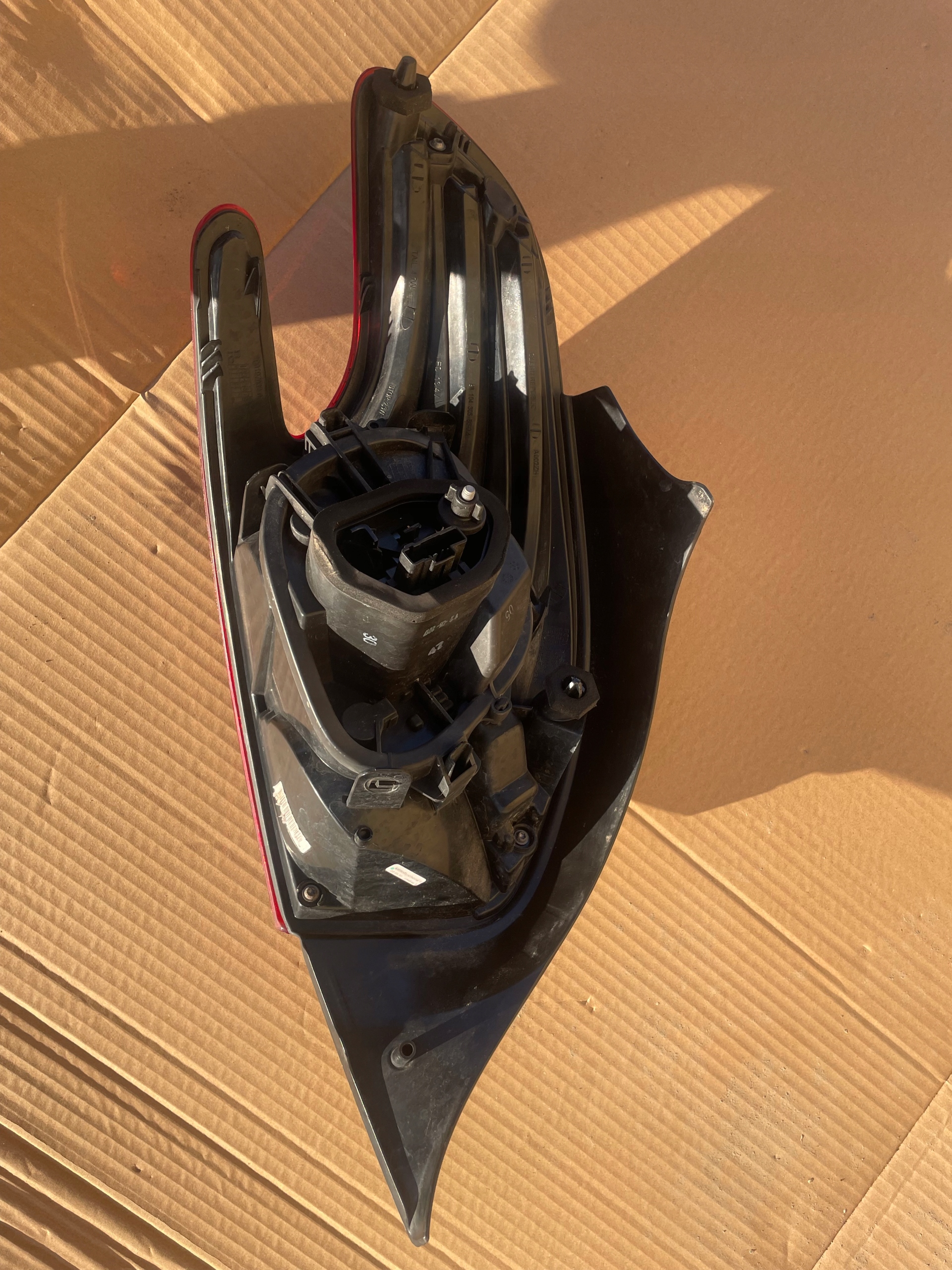 Lampa tylna prawa PEUGEOT 208 LIFT 15 - 20 9810430580 Rodzaj lampy dedykowana