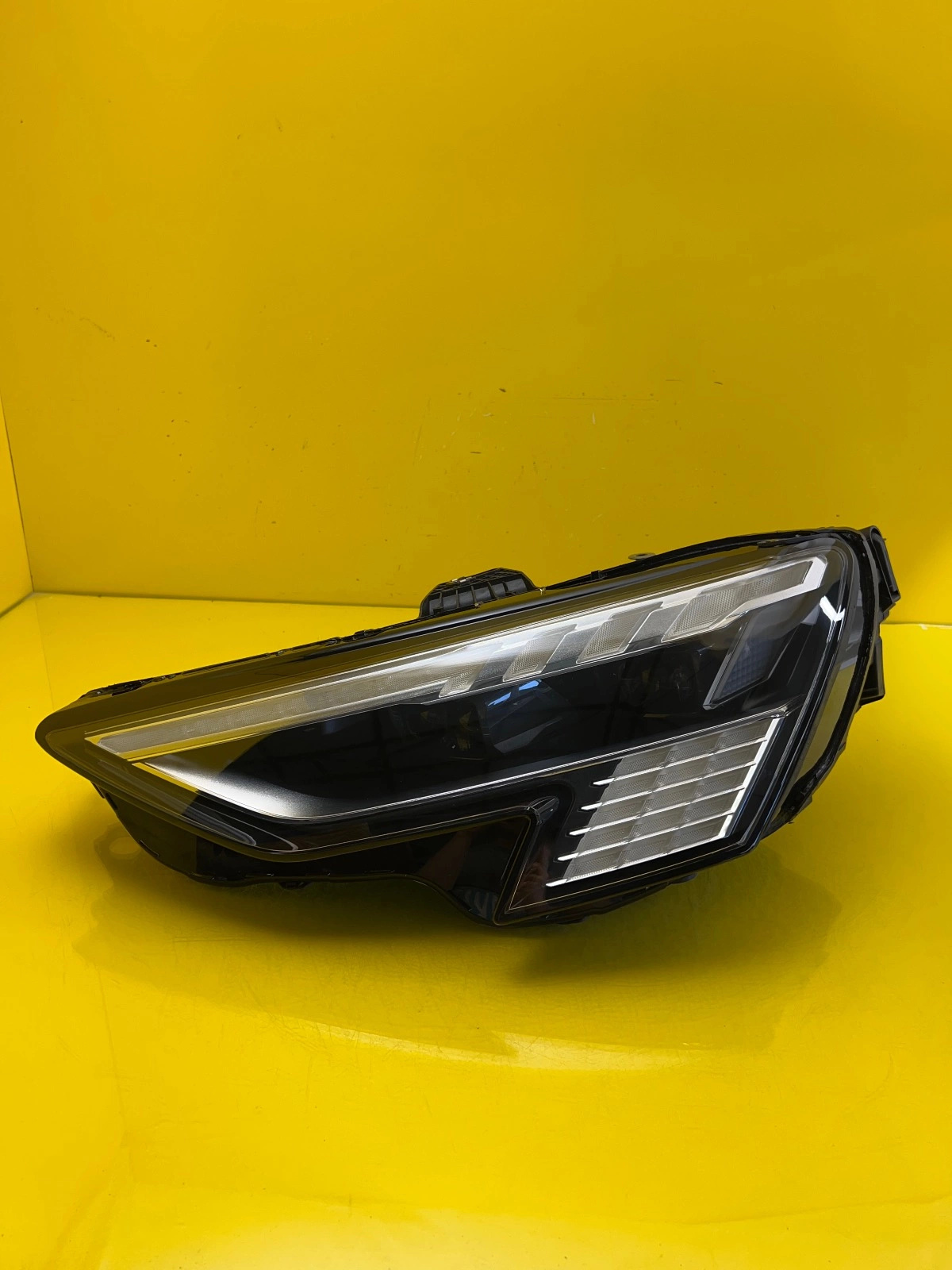 Audi A3 8Y light left front Matrix 8Y0941035