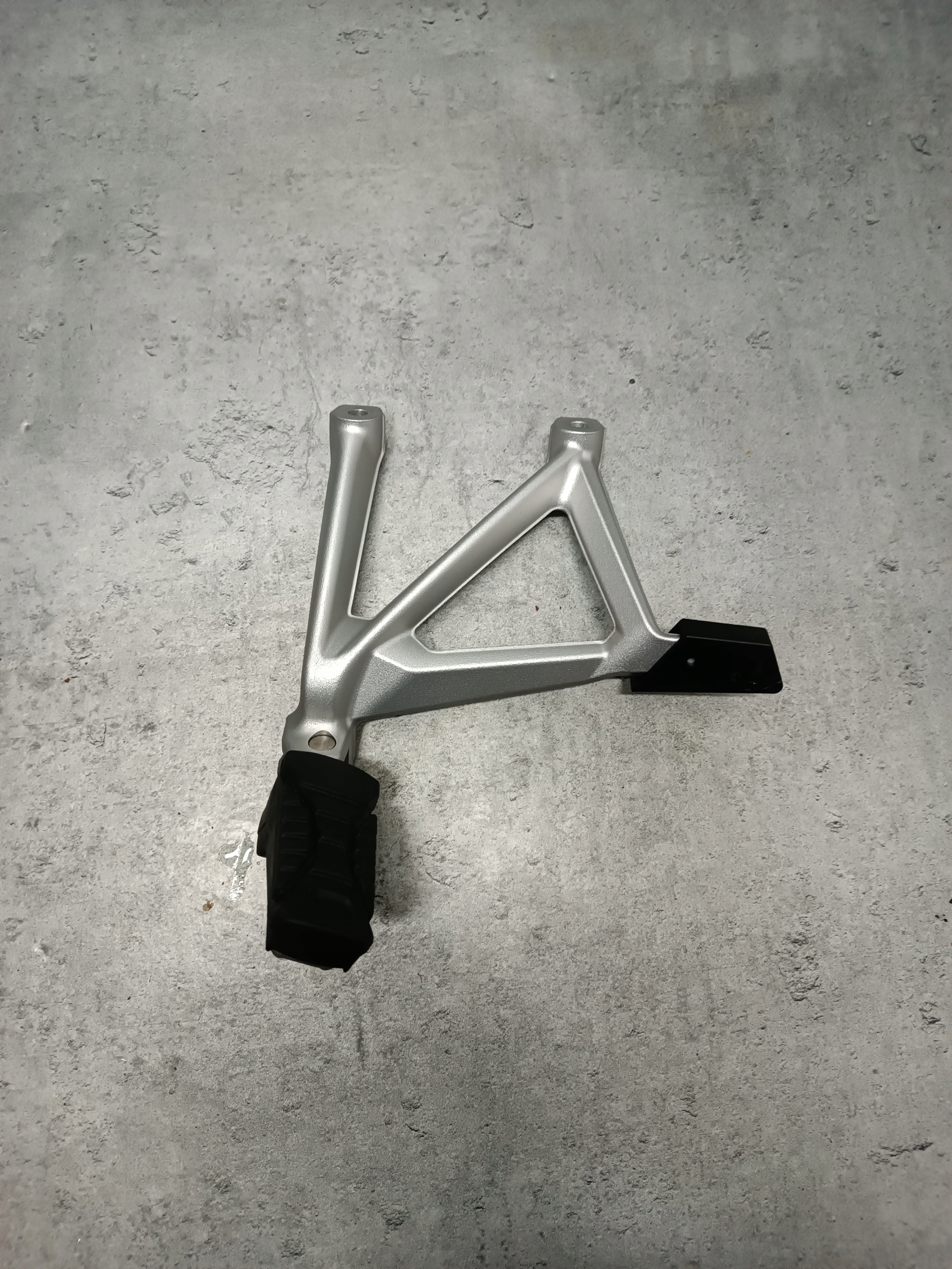 8537907 8530640 - BMW R 1250 2022r K50 підніжка ліва задня