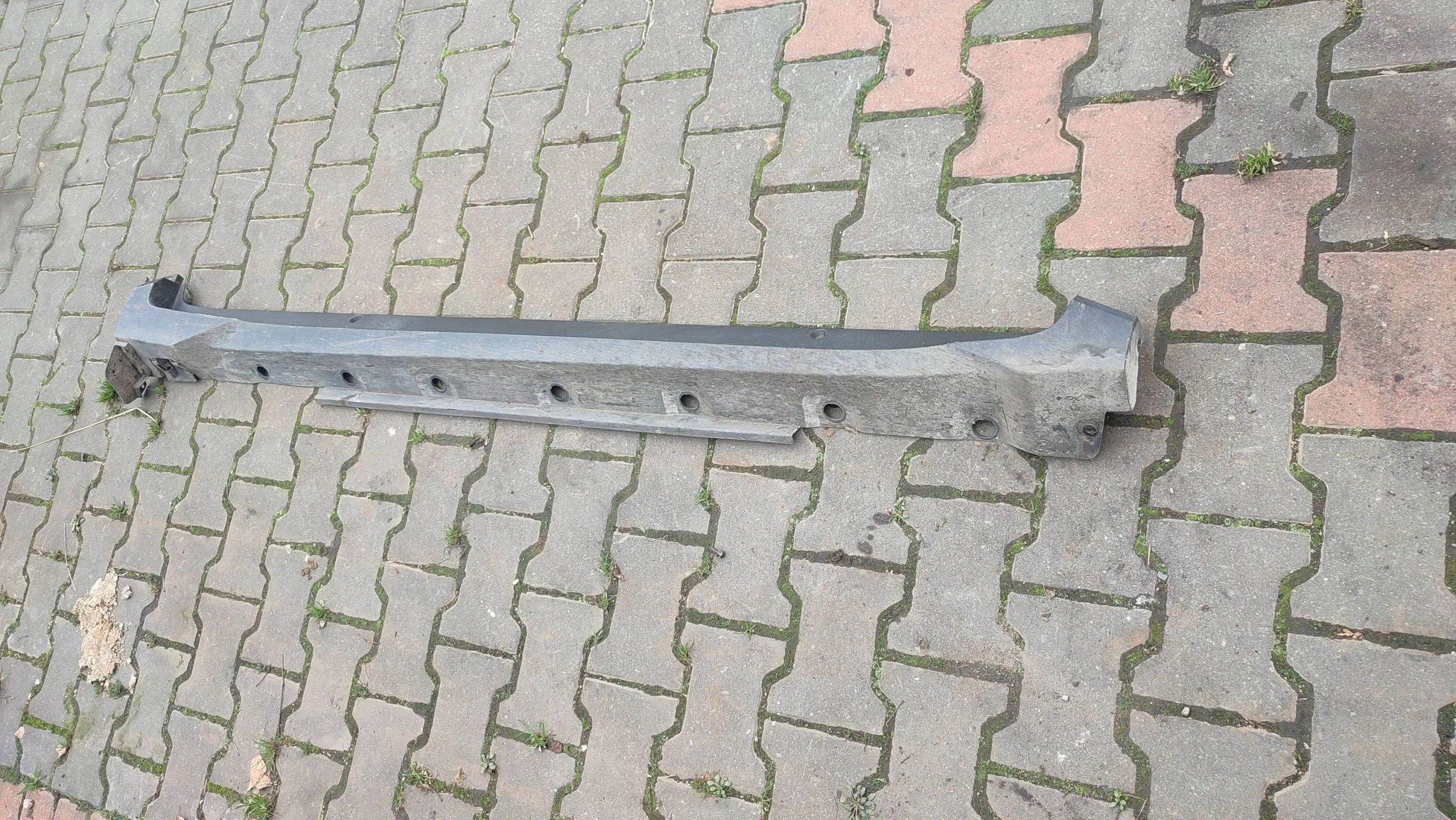 Toyota C-HR and 2019 right side moulding threshold