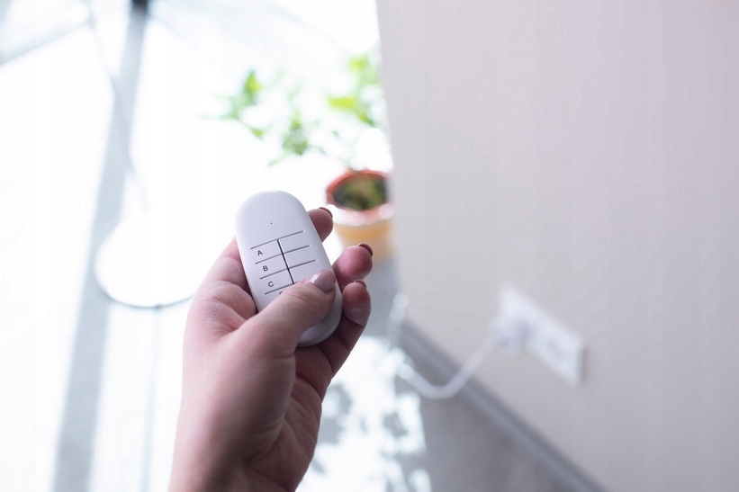 3 GNIAZDA STEROWANE PILOTEM BEZPRZEWODOWE GNIAZDKA GNIAZDO NA PILOTA 3+1 Rodzaj gniazda zdalnie sterowane