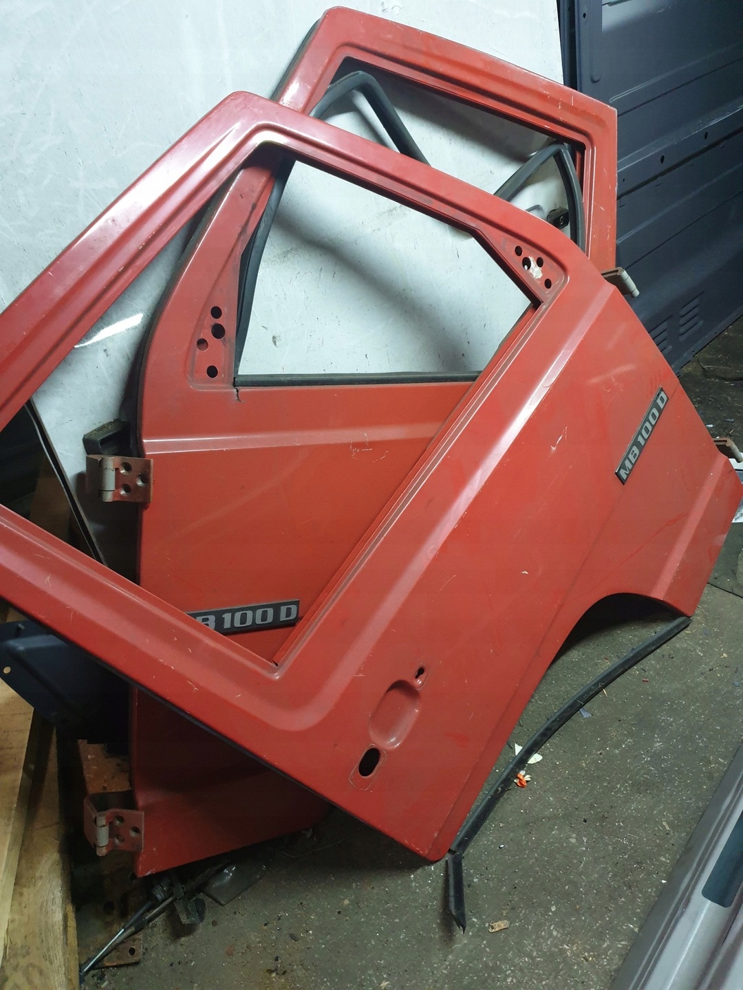 DRZWI PRZEDNIE MERCEDES MB100