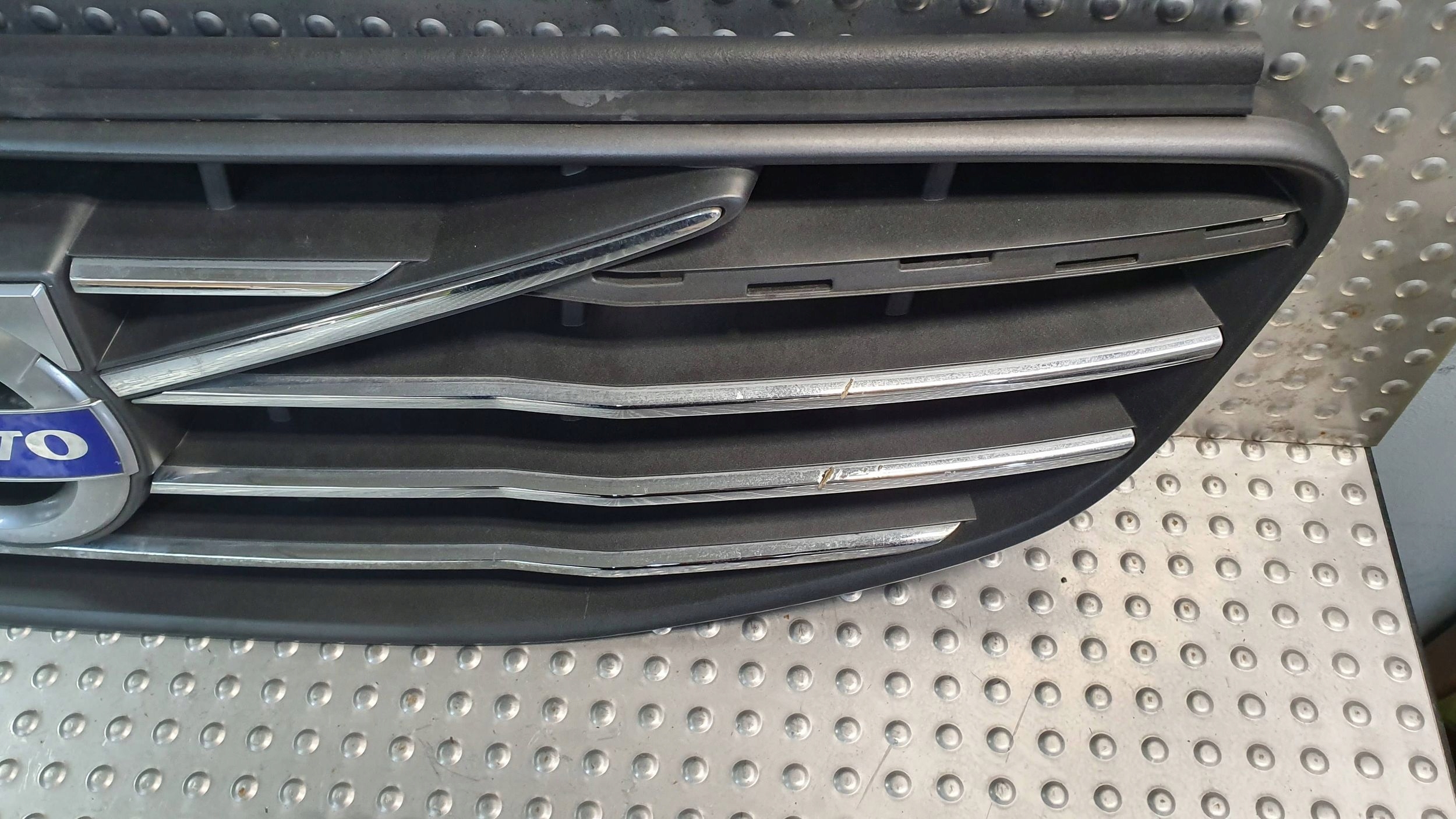 GRILL ATRAPA 31386518 VOLVO XC60 I LIFT 13- Strona zabudowy przód