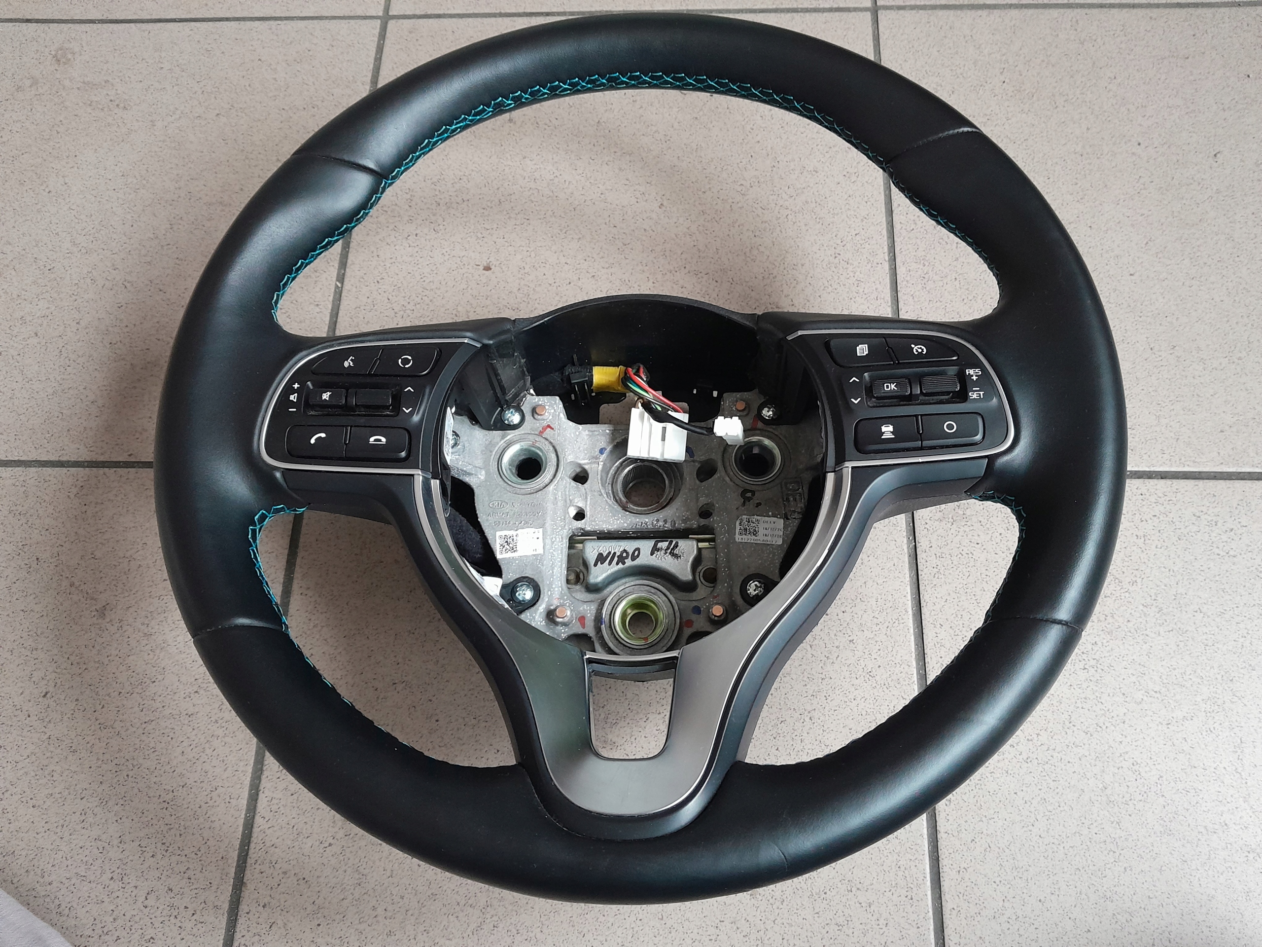 56100G5AU0DX4 56100-G5AU0 - KIA NIRO LIFT 2021 РУЛЕВОЕ КОЛЕСО КОЖА ГЛИНТВЕЙН ВЕСЛА