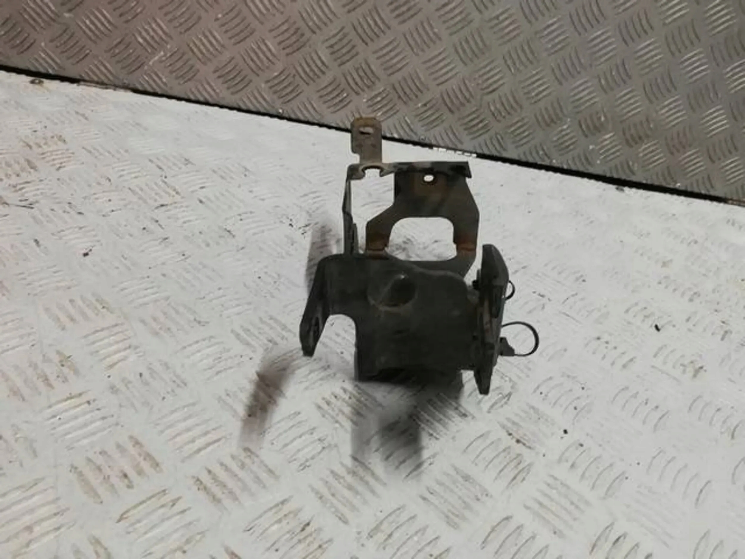 MOCOWANIE POMPY ABS UCHWYT CITROEN C3 AIRCROSS 9818695380 Numer katalogowy części 9818695380