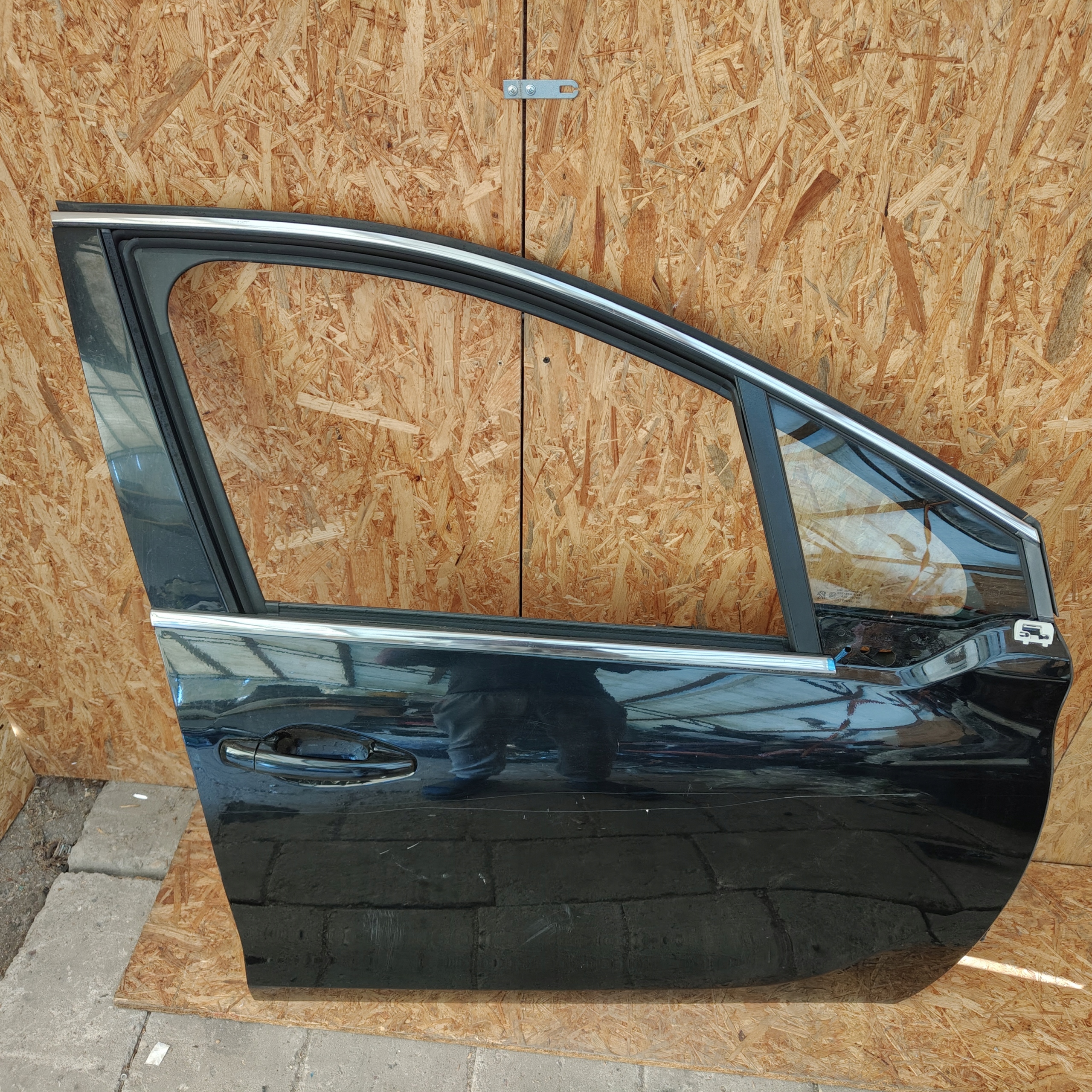 dveře přední předek pravé PEUGEOT 208 a