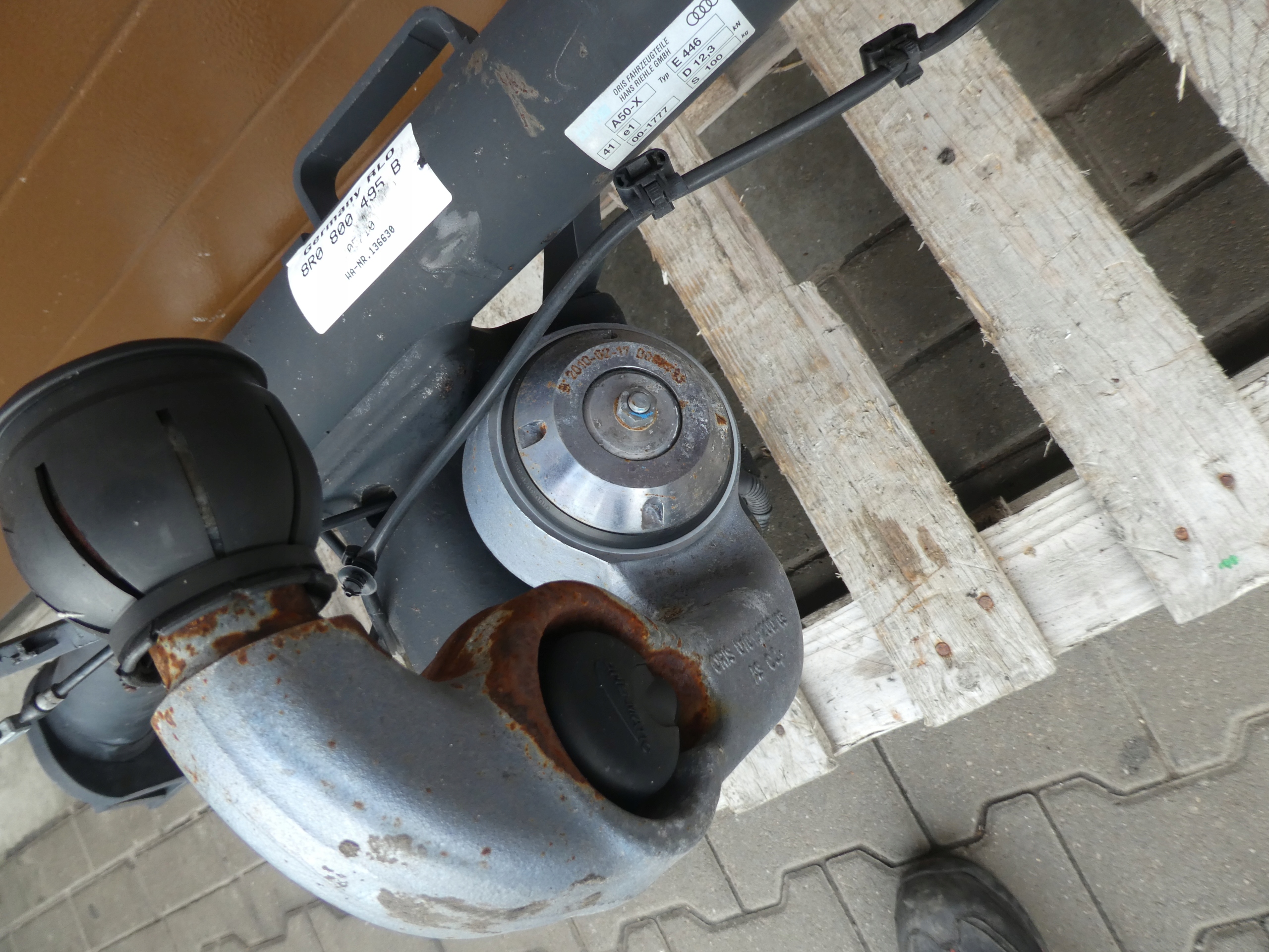 tow AUDI Q5 8R 8R0800495B