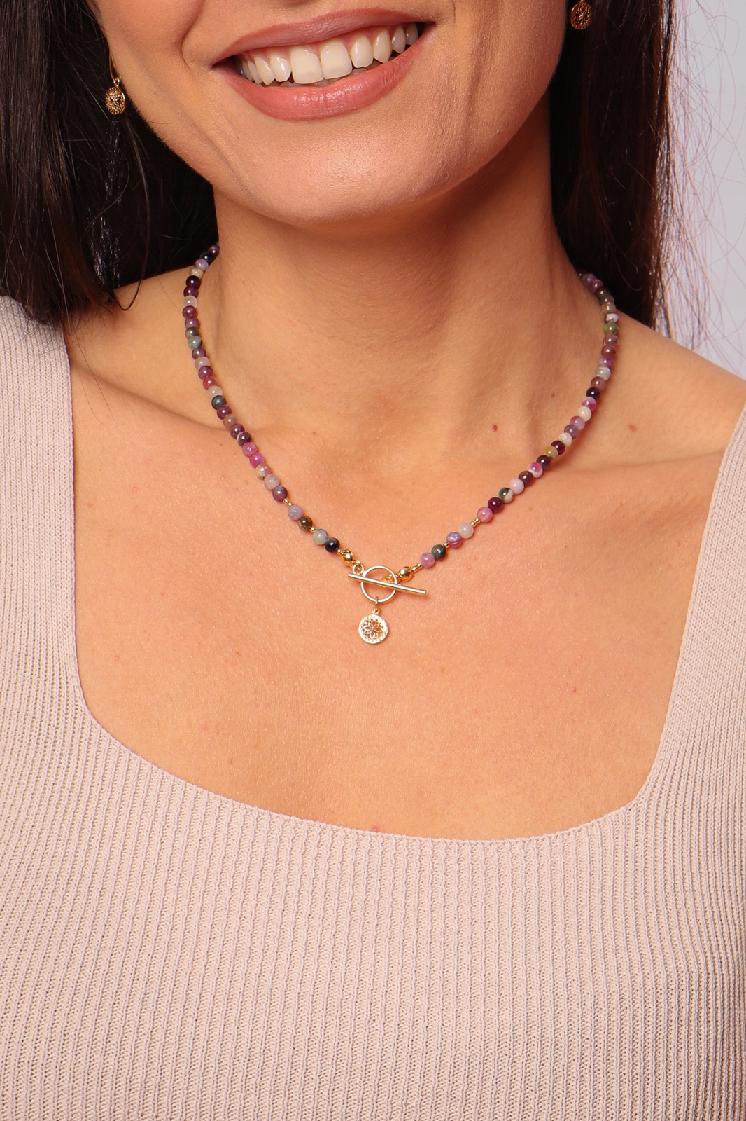 Náhrdelník s mixem turmalínů, zapínání na T-bar a přívěsek