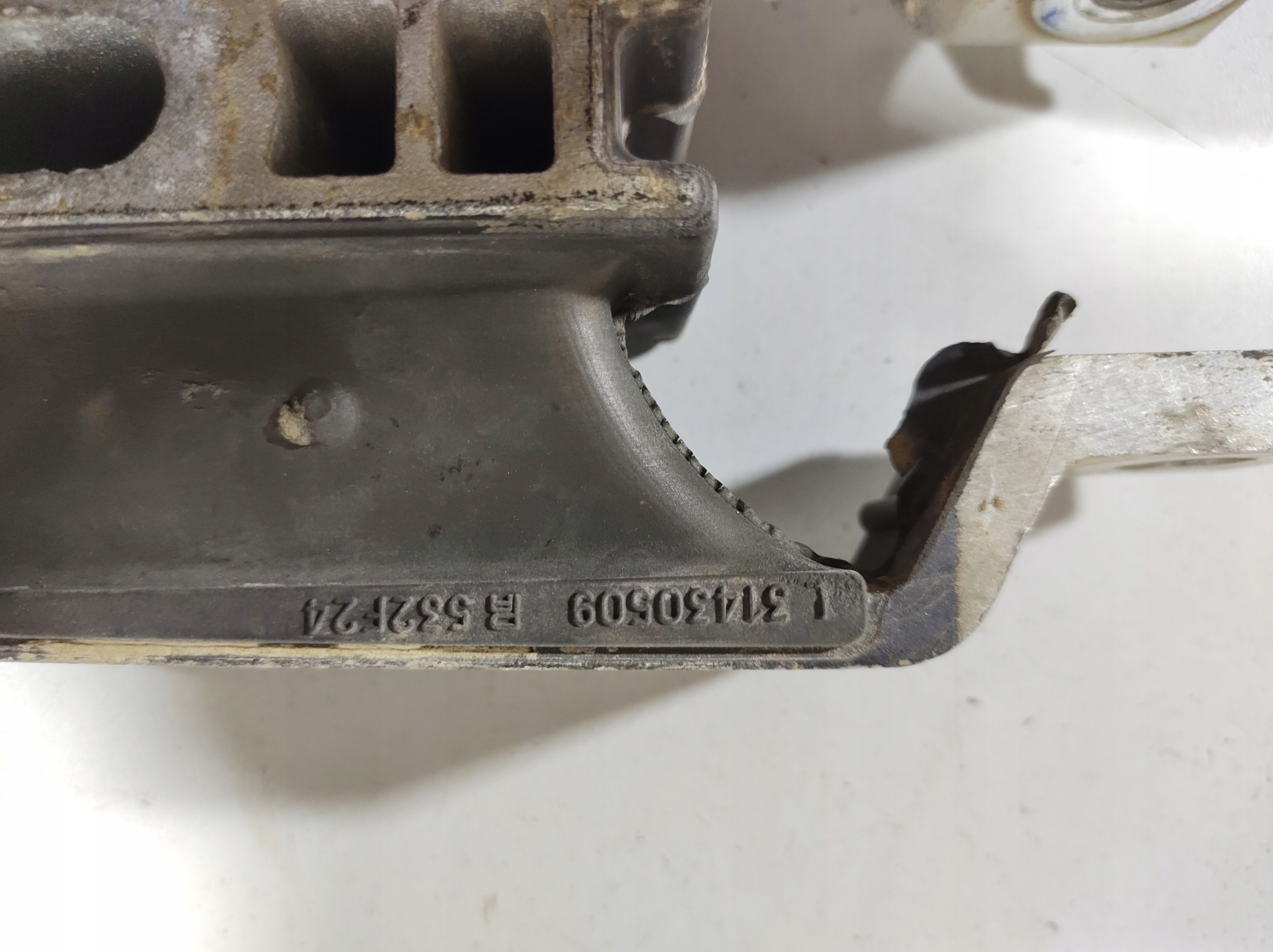 volvo V60 II лапа подушка Двигателя 31430509