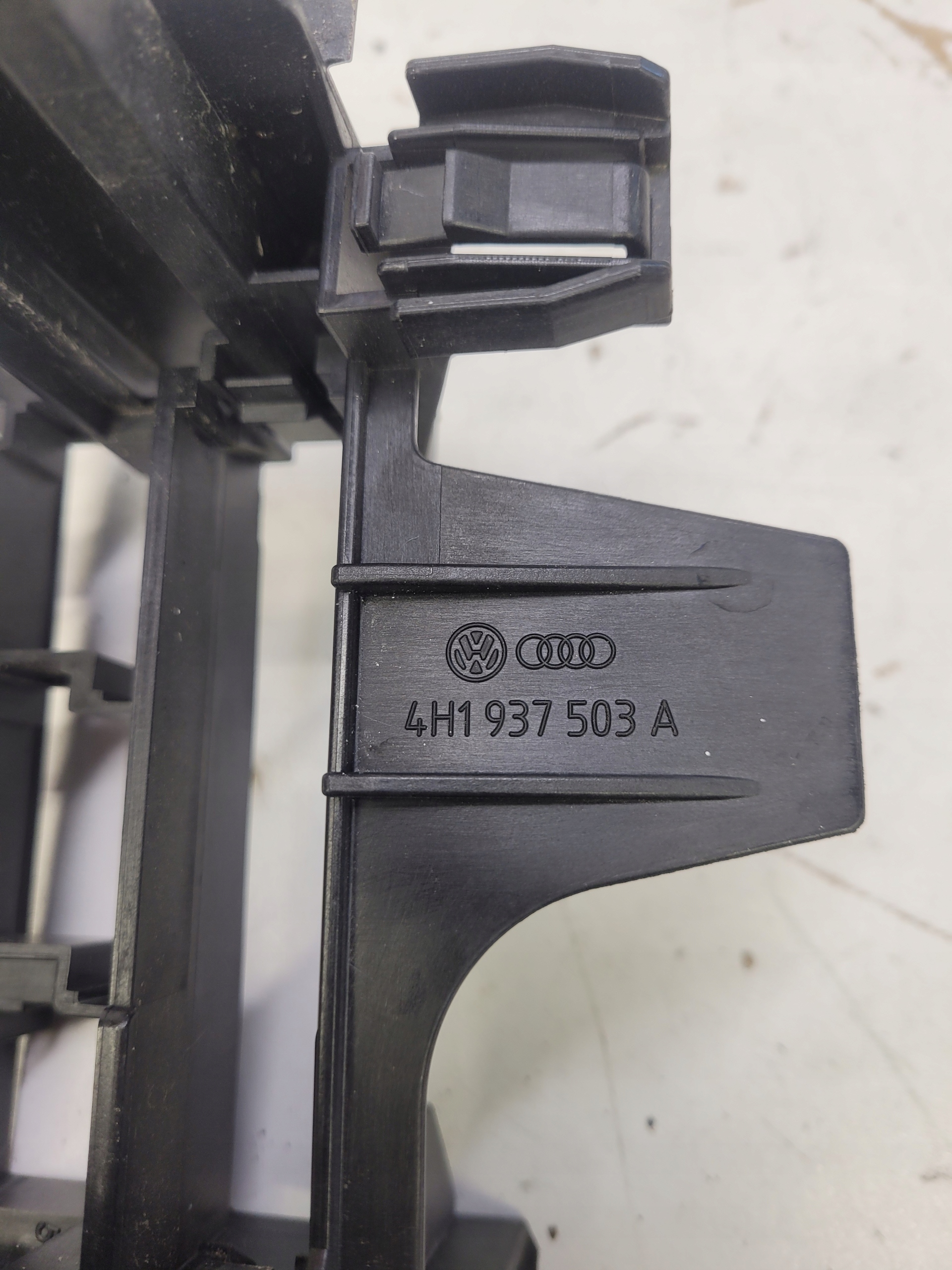 bracket holder STEROWNIKA AUDI A8 D4 4H1937503A