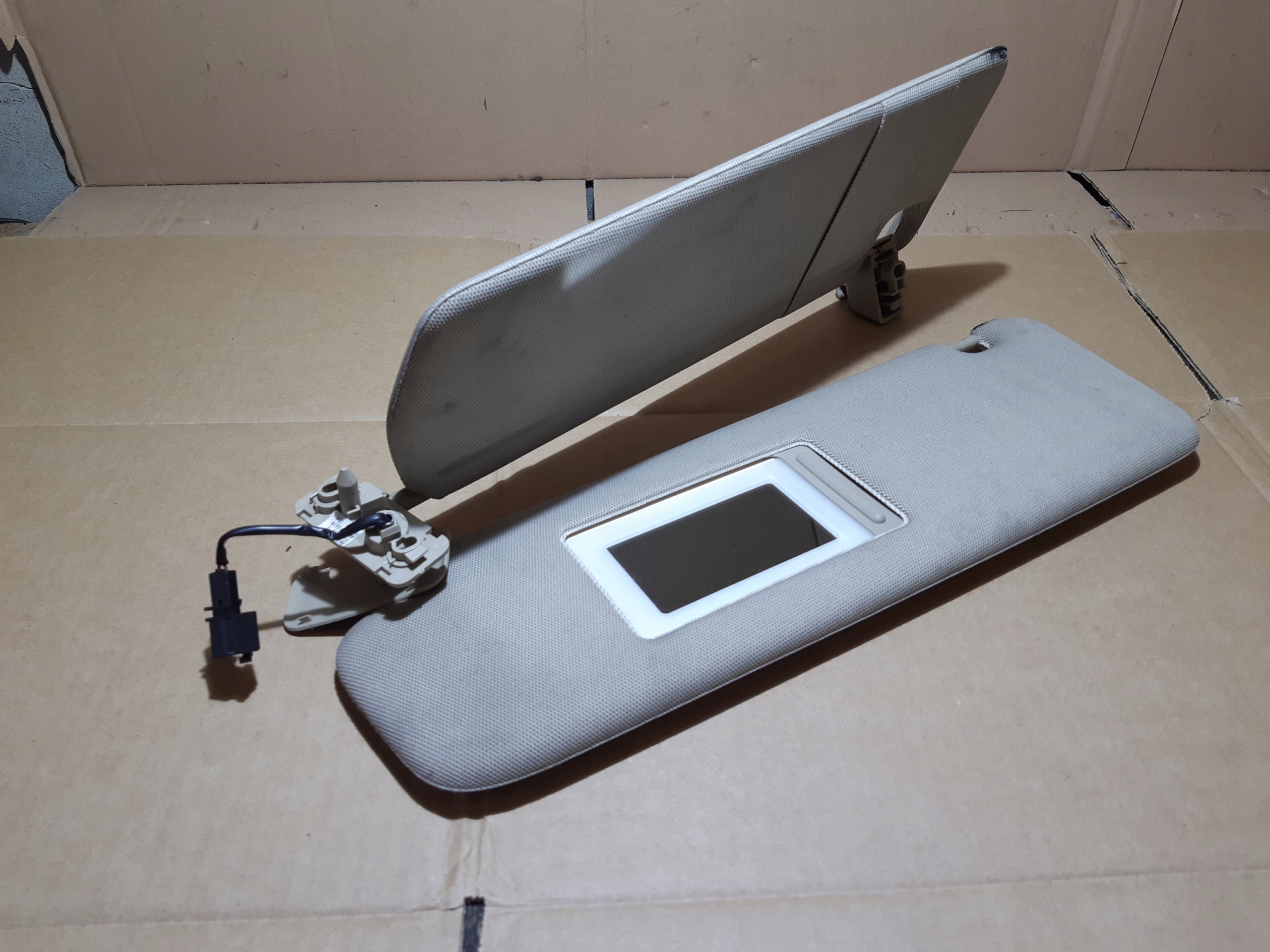 AUDI Q7 4L cover PRZECIWSLONECZNA visor visor left left 4L0857551B