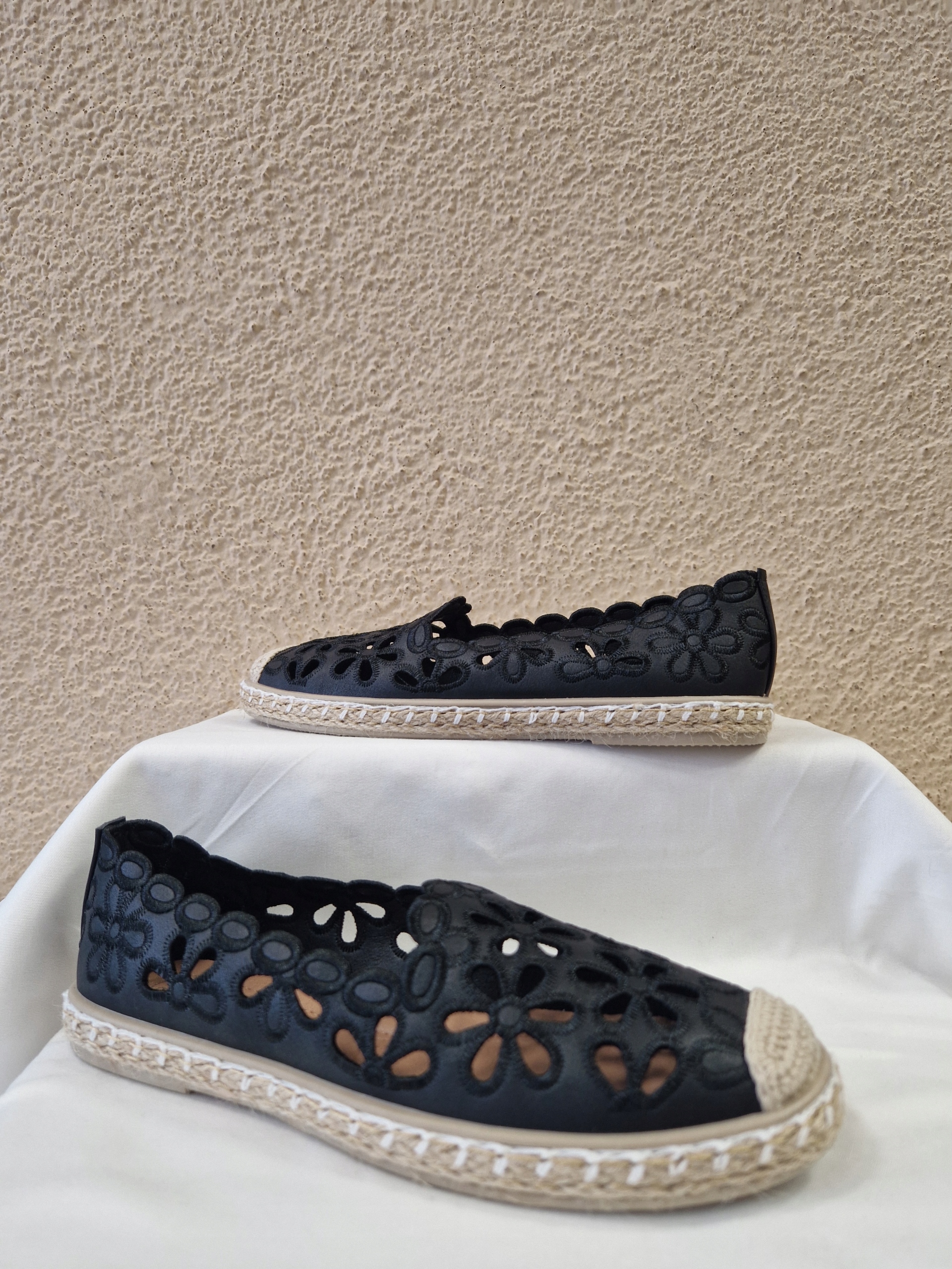ESPADRYLE CZARNE AŻUROWE WSUWANE Z NOSKIEM EKOSKÓRA COLLECTION PARIS R.37 Model DD4018-1