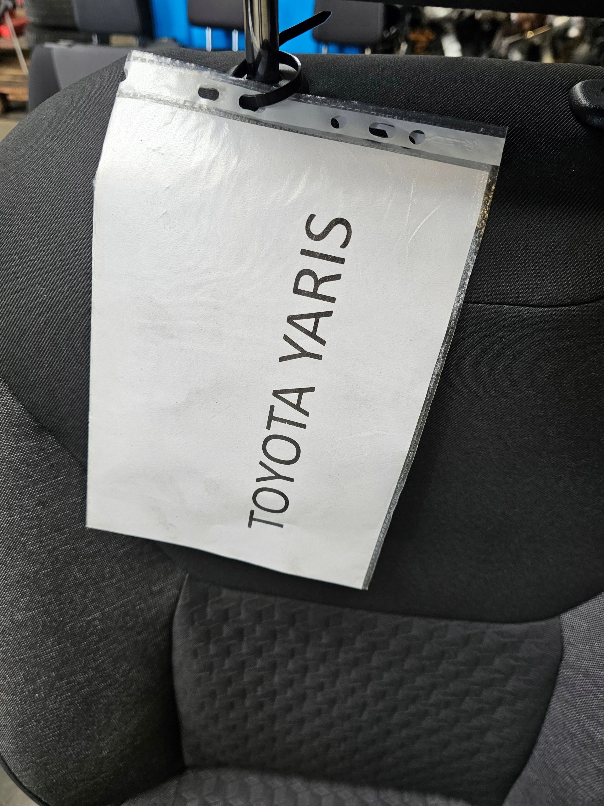 TOYOTA YARIS IV Sitze mitte