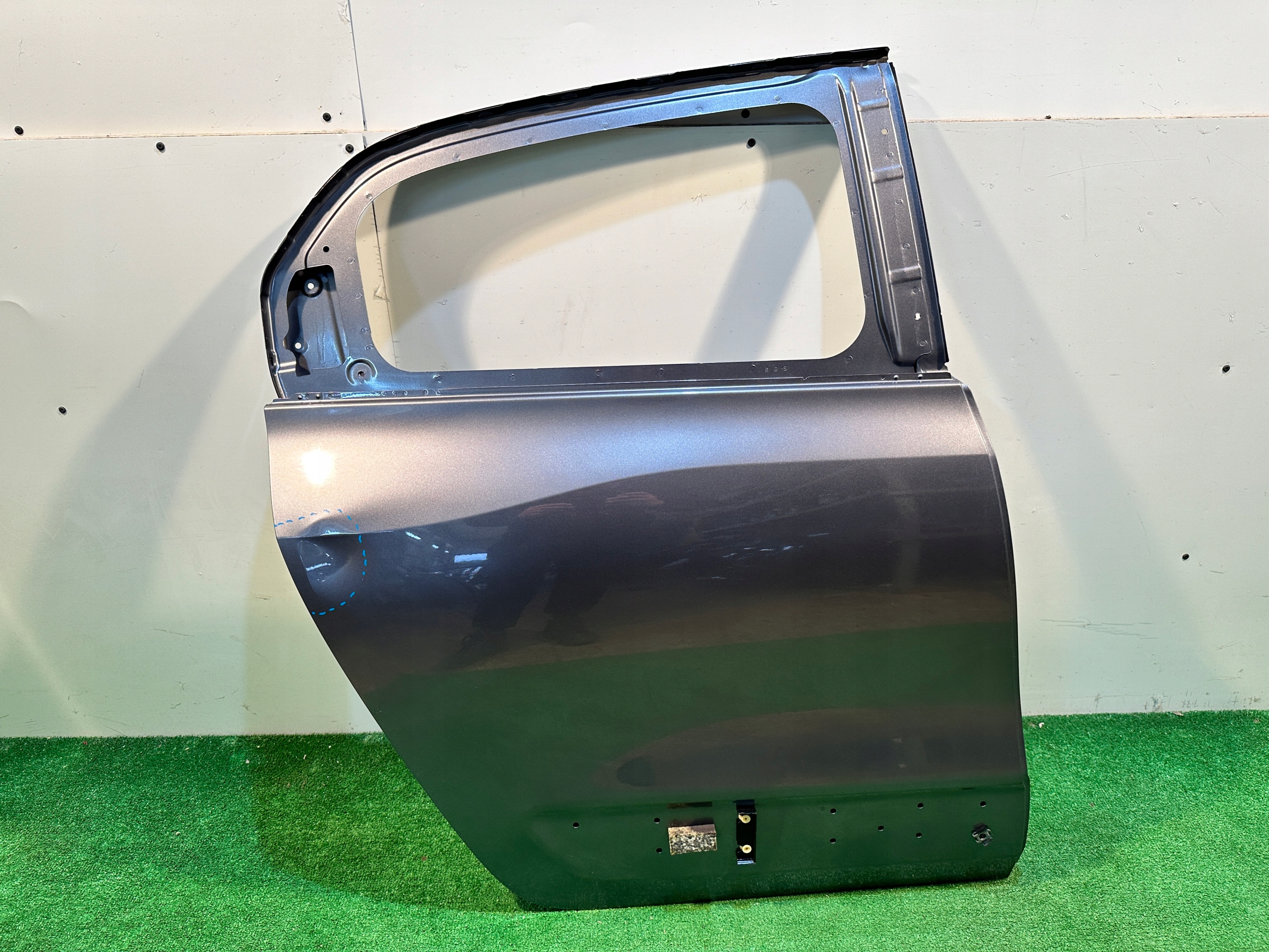 RENAULT TWINGO III 14- door right rear part rear. right