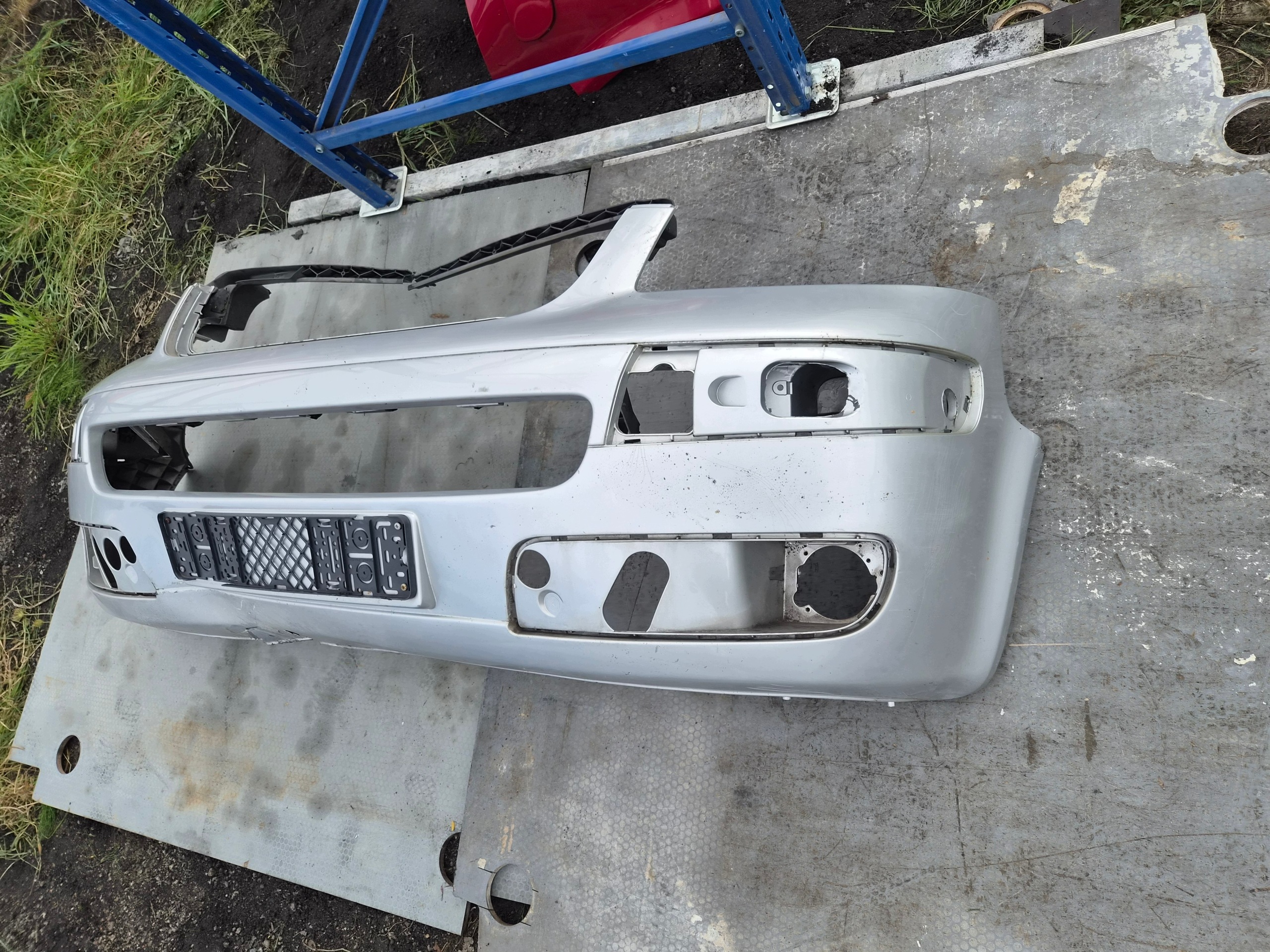 VW T5 Frontstoßstange vorne Caravelle Multivan srebrny