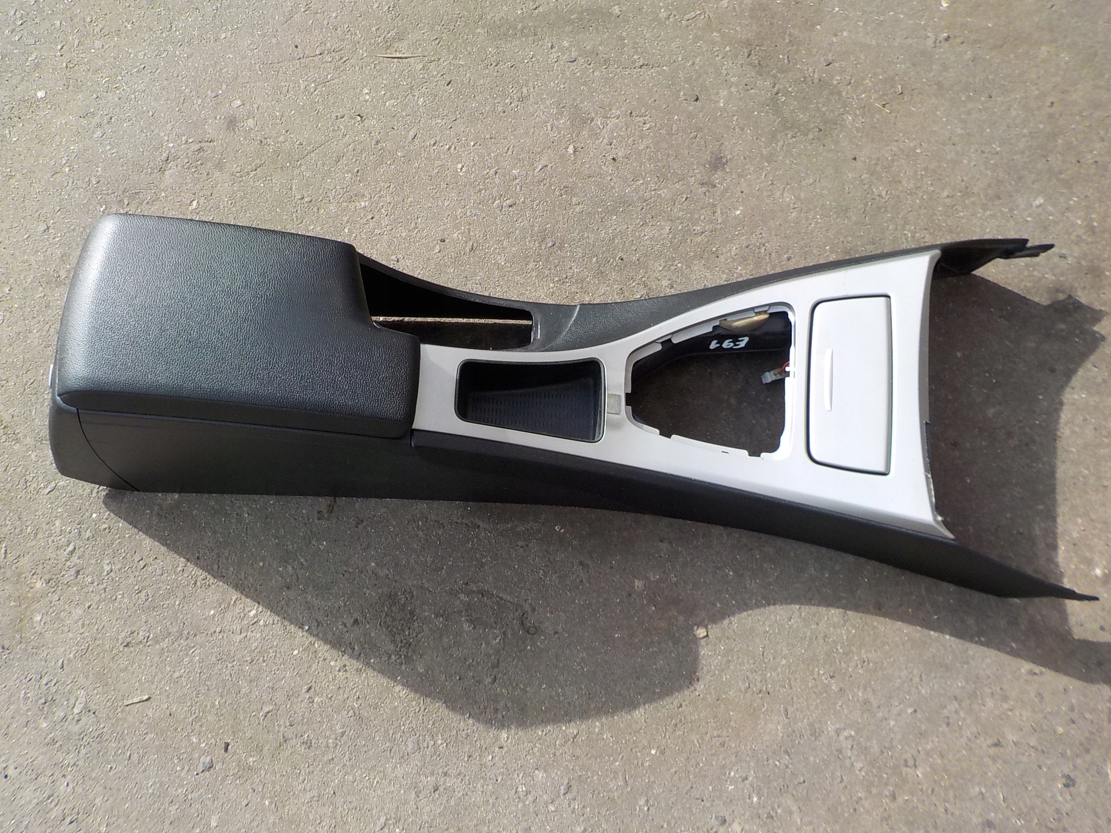 Підлокітник тунель bmw e90 2007r Європа