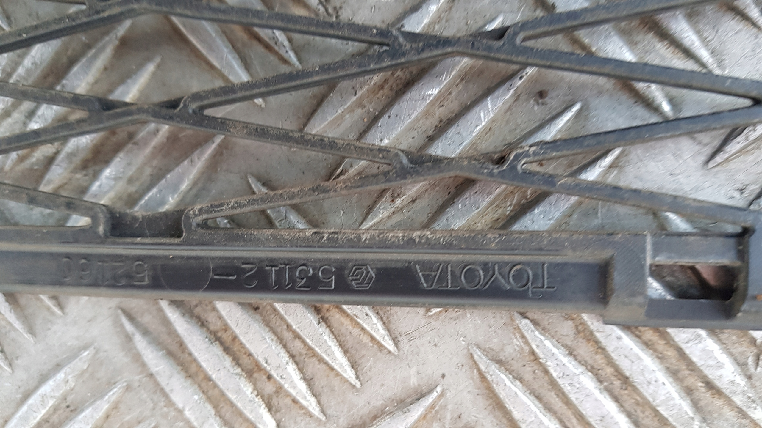 TOYOTA YARIS II Lüftungsgitter der Stoßstange mitte