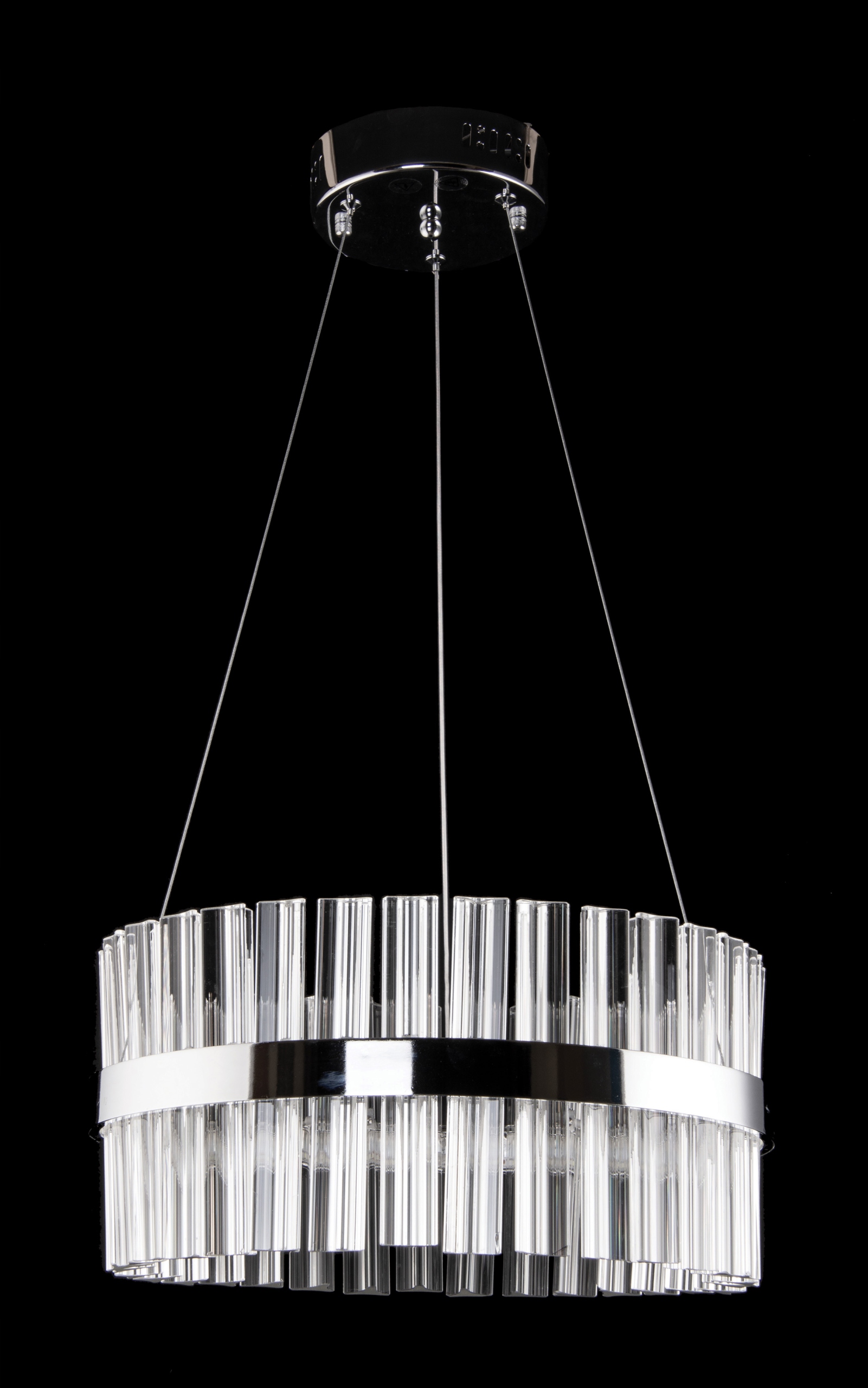 Moderná elegantná závesná lampa s kryštálmi v striebornom ráfiku do kancelárie