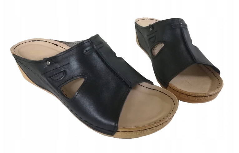 

74.Obszywane klapki na delikatnym koturnie.