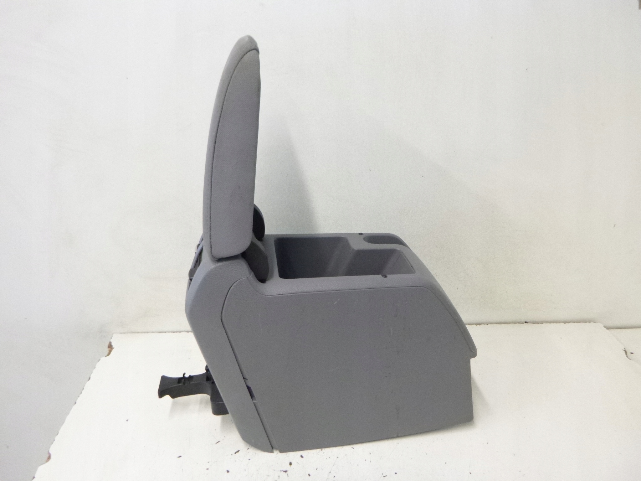 подлокотник vw volkswagen Golf V 3D 04r.