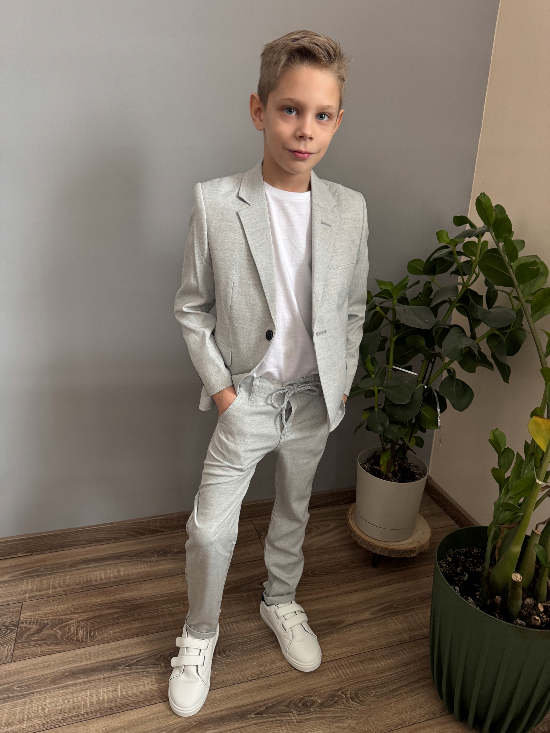 Garnitur chłopięcy jasny szary r. 116 Zn