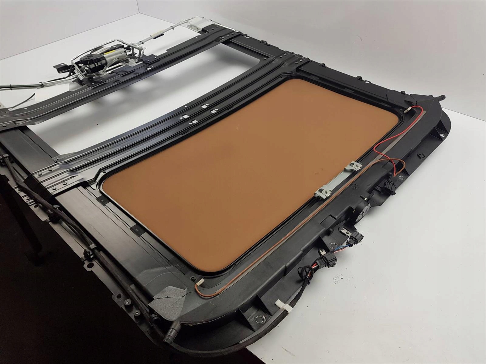 SZYBERDACH 4E0877041 AUDI A8 Jakość części (zgodnie z GVO) O - oryginał z logo producenta pojazdu (OE)