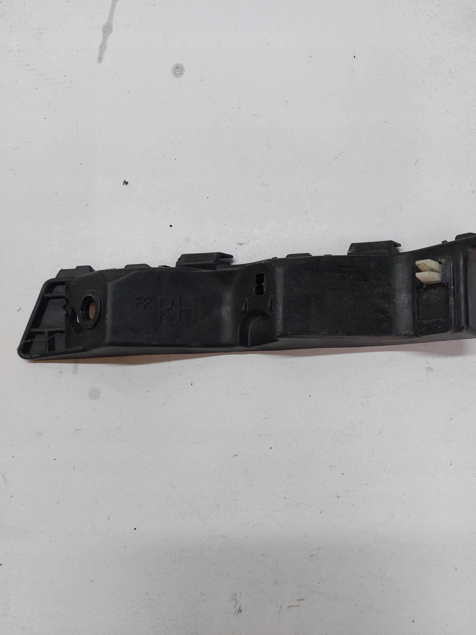 support holder of a bumper left front KIA SPORTAGE IV
