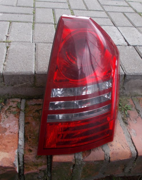 CHRYSLER 300C SEDAN PRAWA TYLNA LAMPA ORYGINAŁ