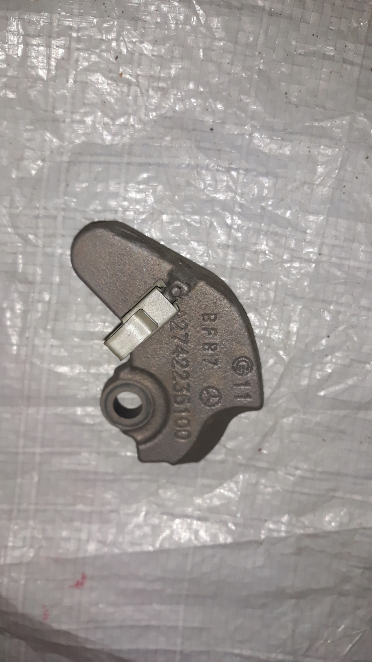 A2742235100 - MERCEDES W213 W205 кронштейн Лапа кронштейн