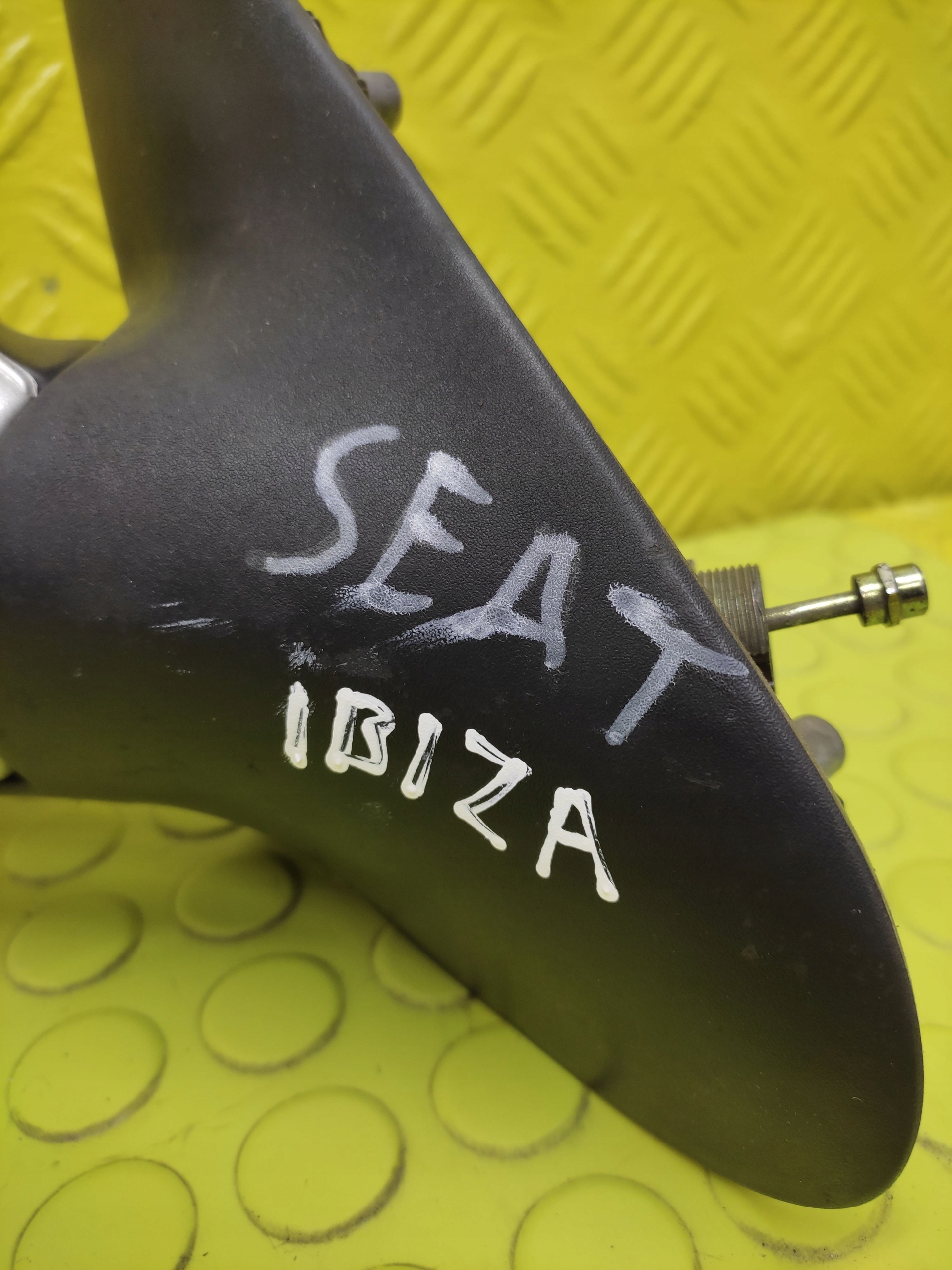 SEAT IBIZA and mirror manually right