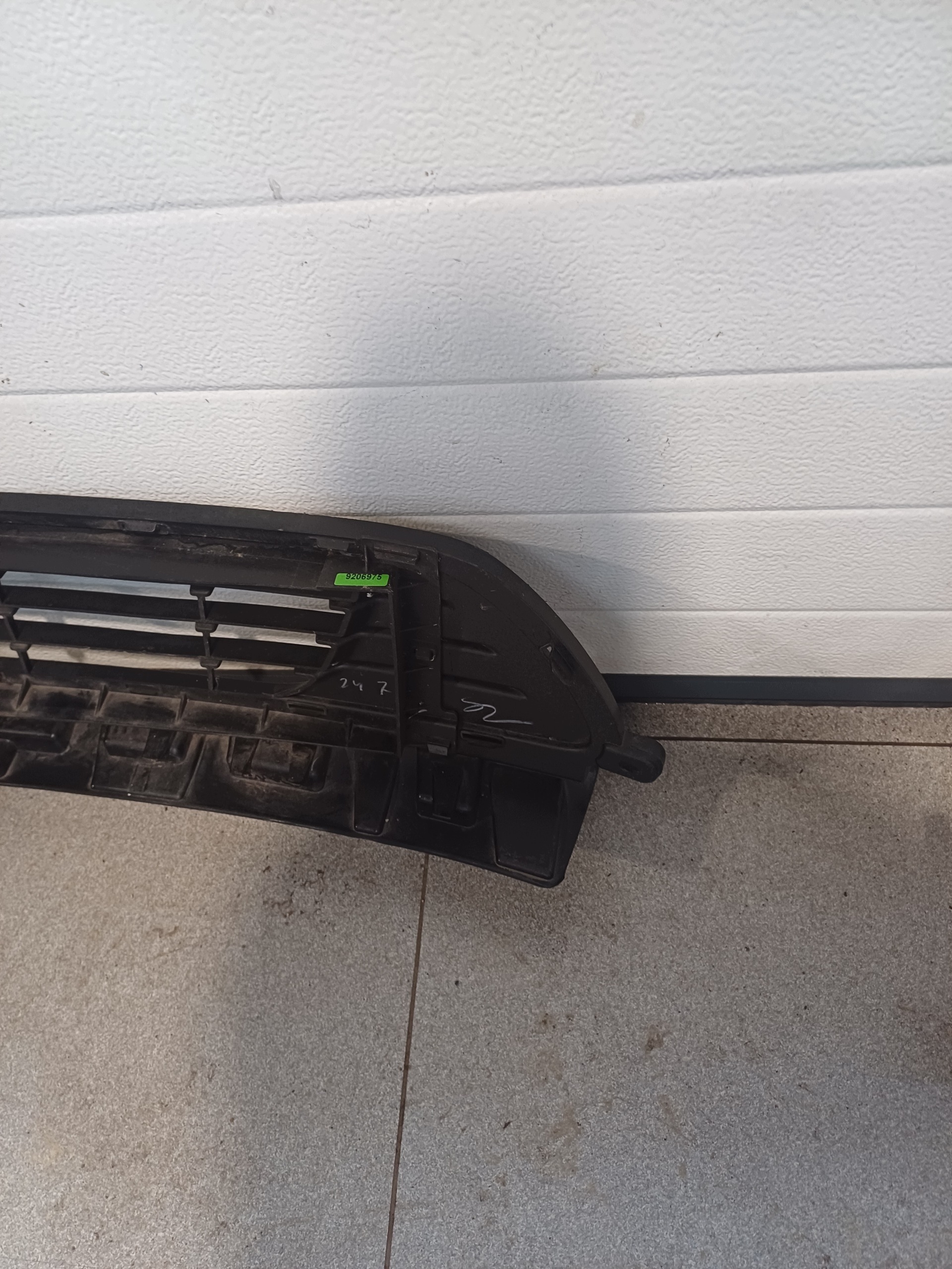 grid of a bumper front front RENAULT TRAFIC 3 III 622543504R