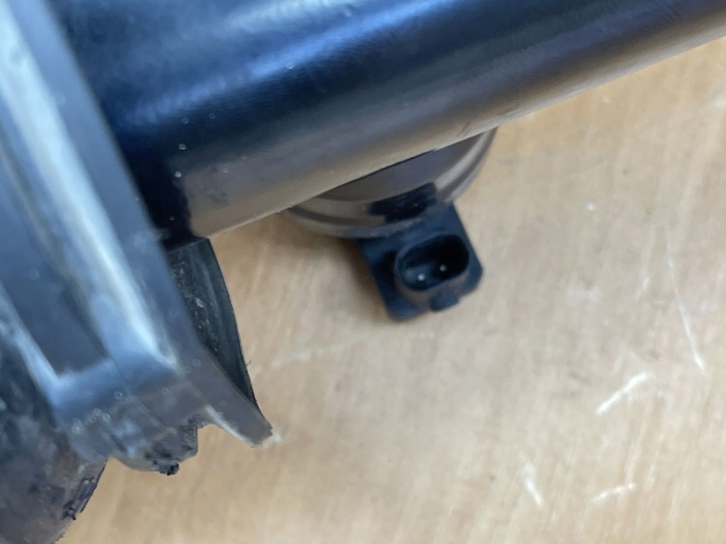 BMW I5 G60 shock absorber left rear part 24222210