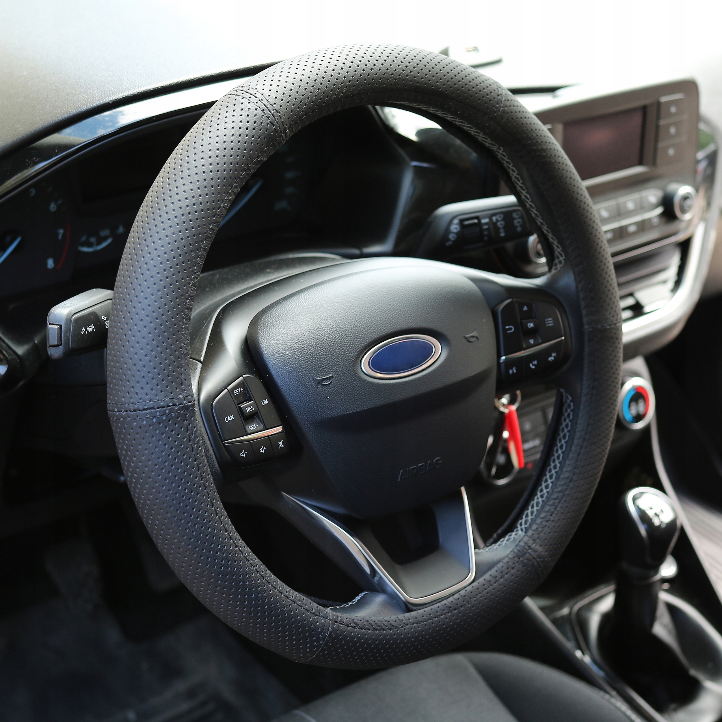 NAKŁADKA NA KIEROWNICĘ SKÓRA PERFOROWANA ROZMIAR L EAN (GTIN) 5902453939102