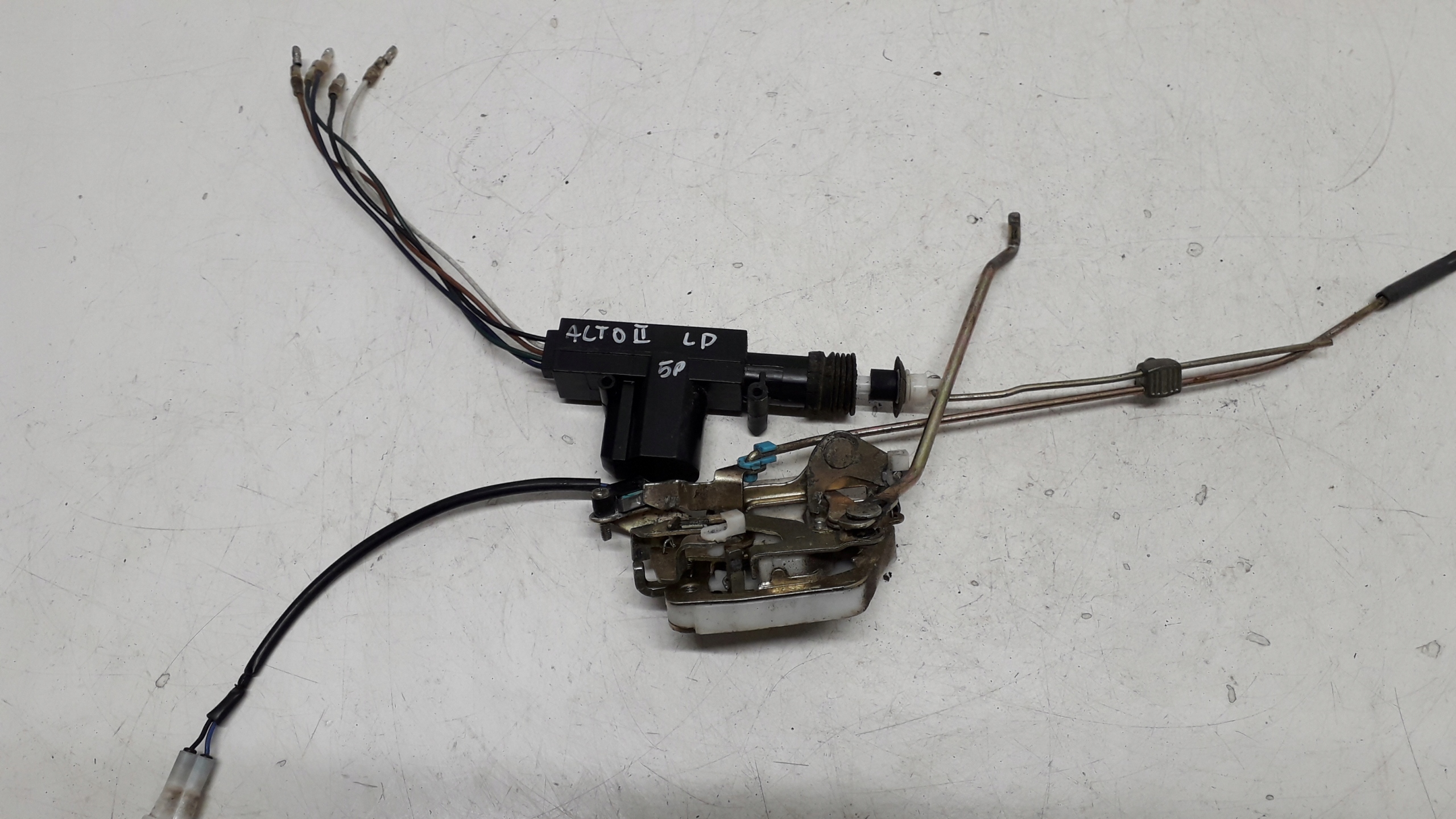 SUZUKI ALTO 5 V 98- ZAMEK LEWY PRZEDNI SIŁOWNIK