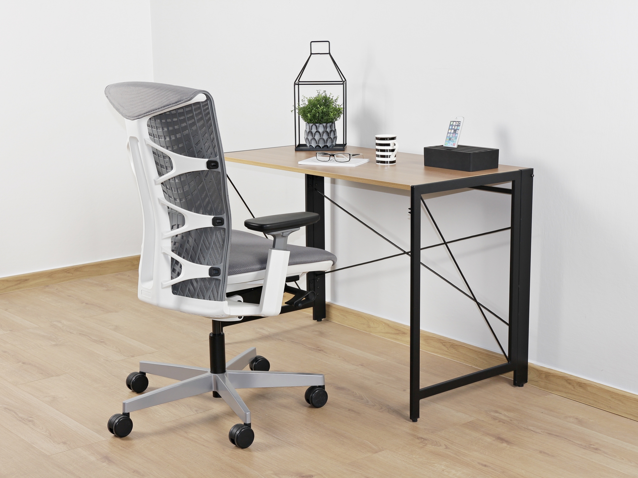 Prostokątne biurko QUICK czarne orzech melamina Marka Unique