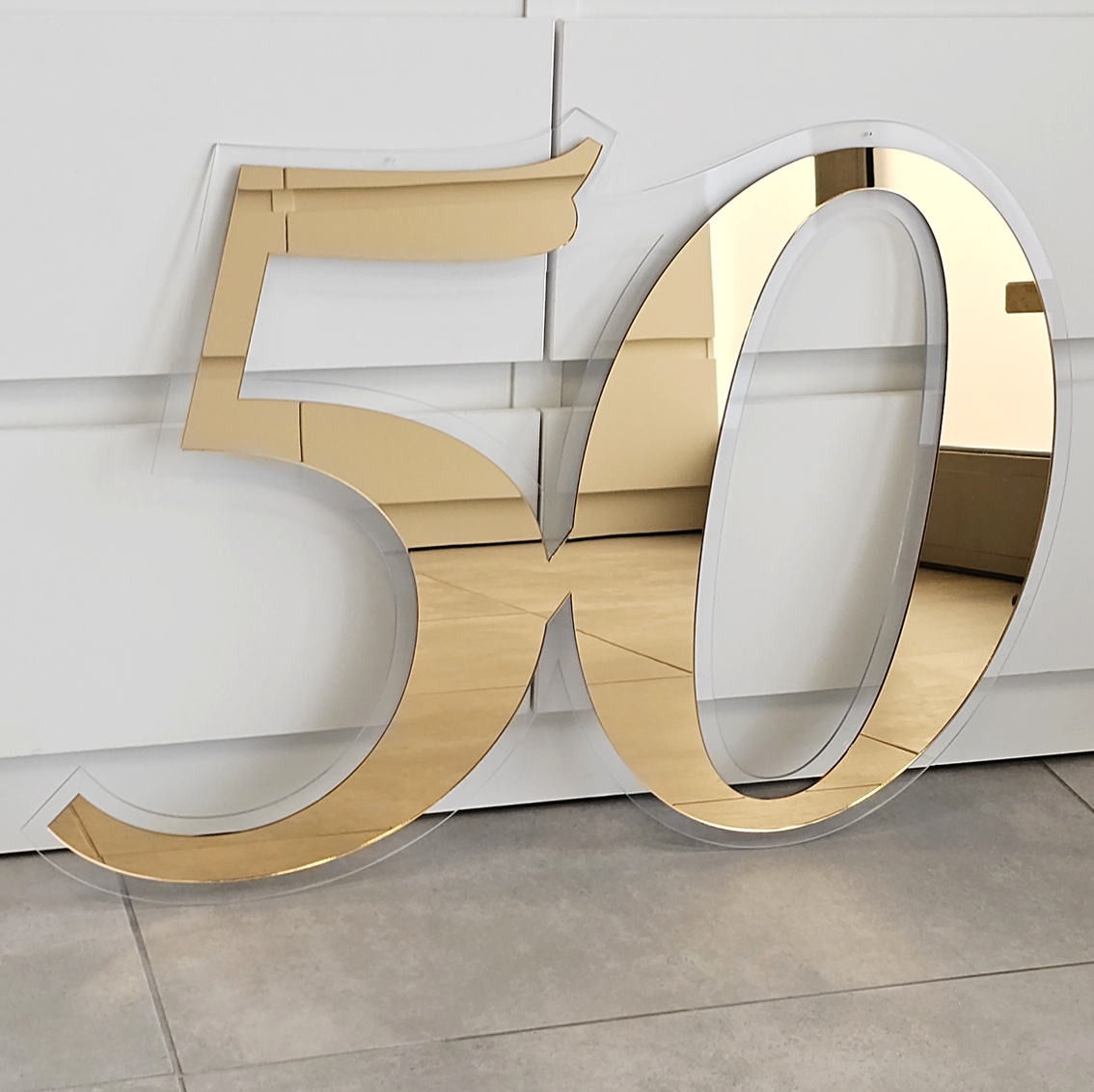 Velké zlaté číslice 50, narozeninová dekorace k padesátým narozeninám