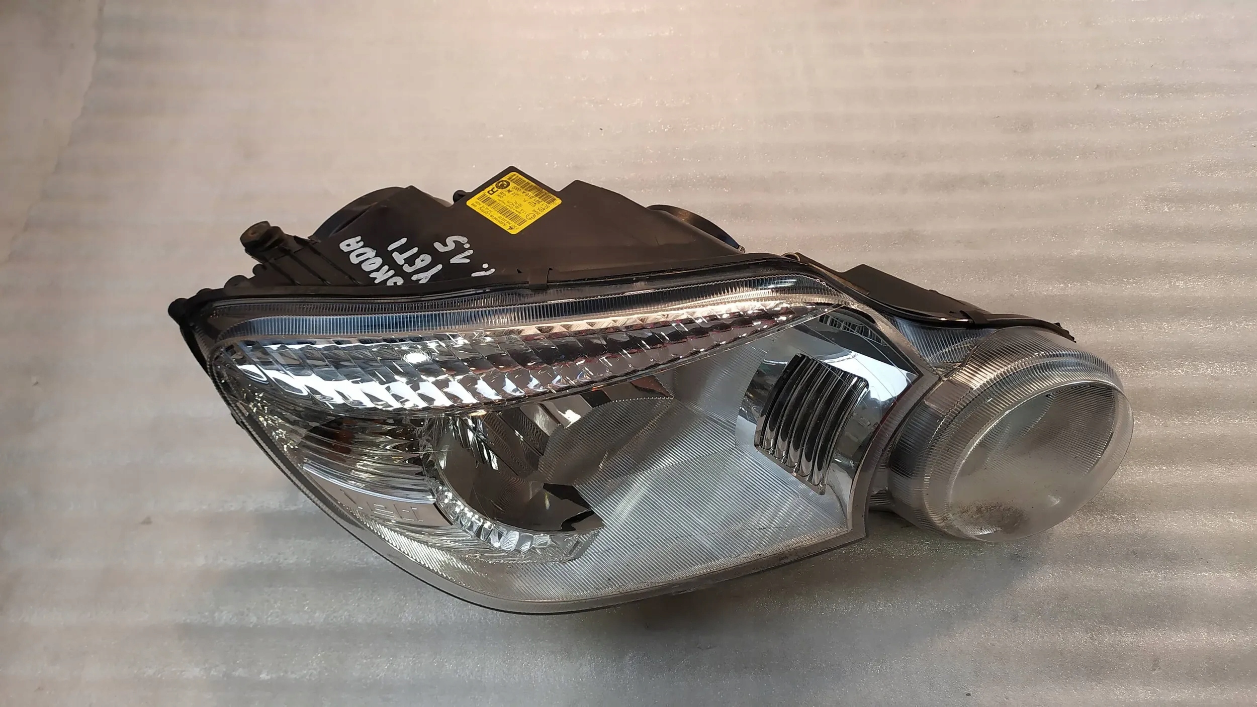 ФАРА ПРАВИЙ ПЕРЕД ШКОДА YETI НА ЗАПЧАСТИНИ