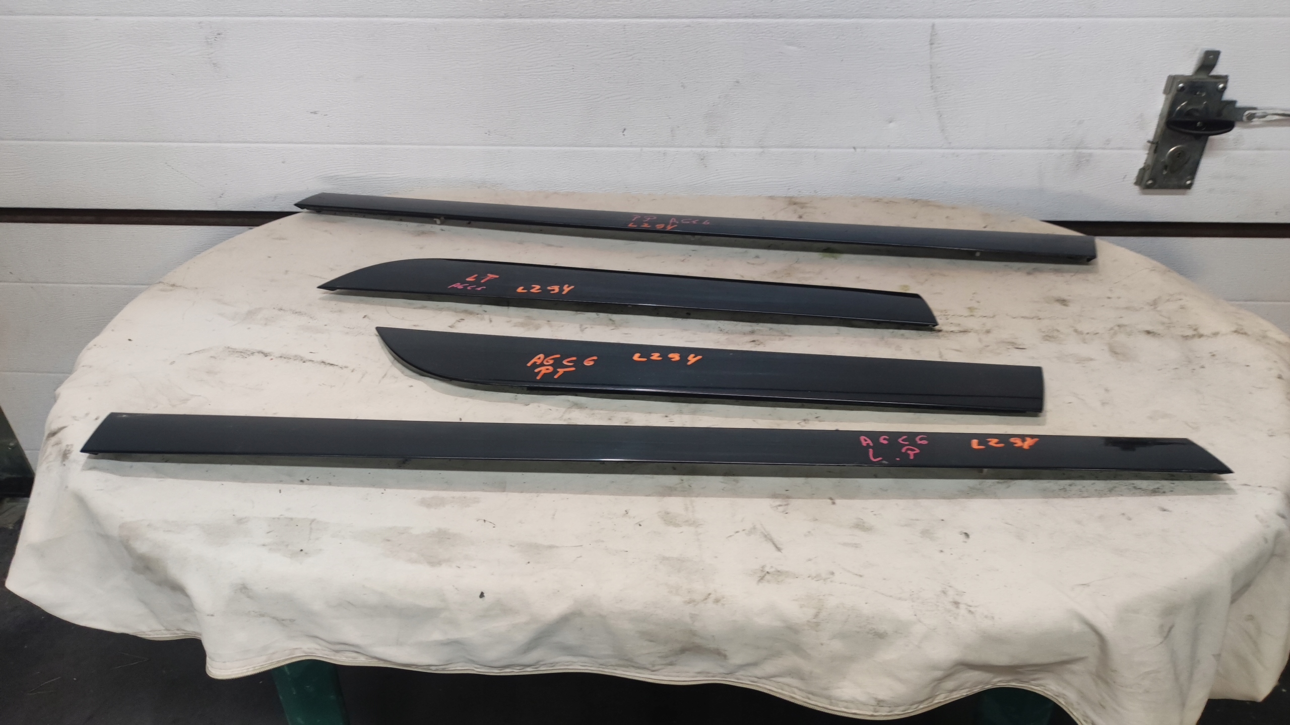 Нижня планка дверей права передня AUDI A6 C6 LZ9Y