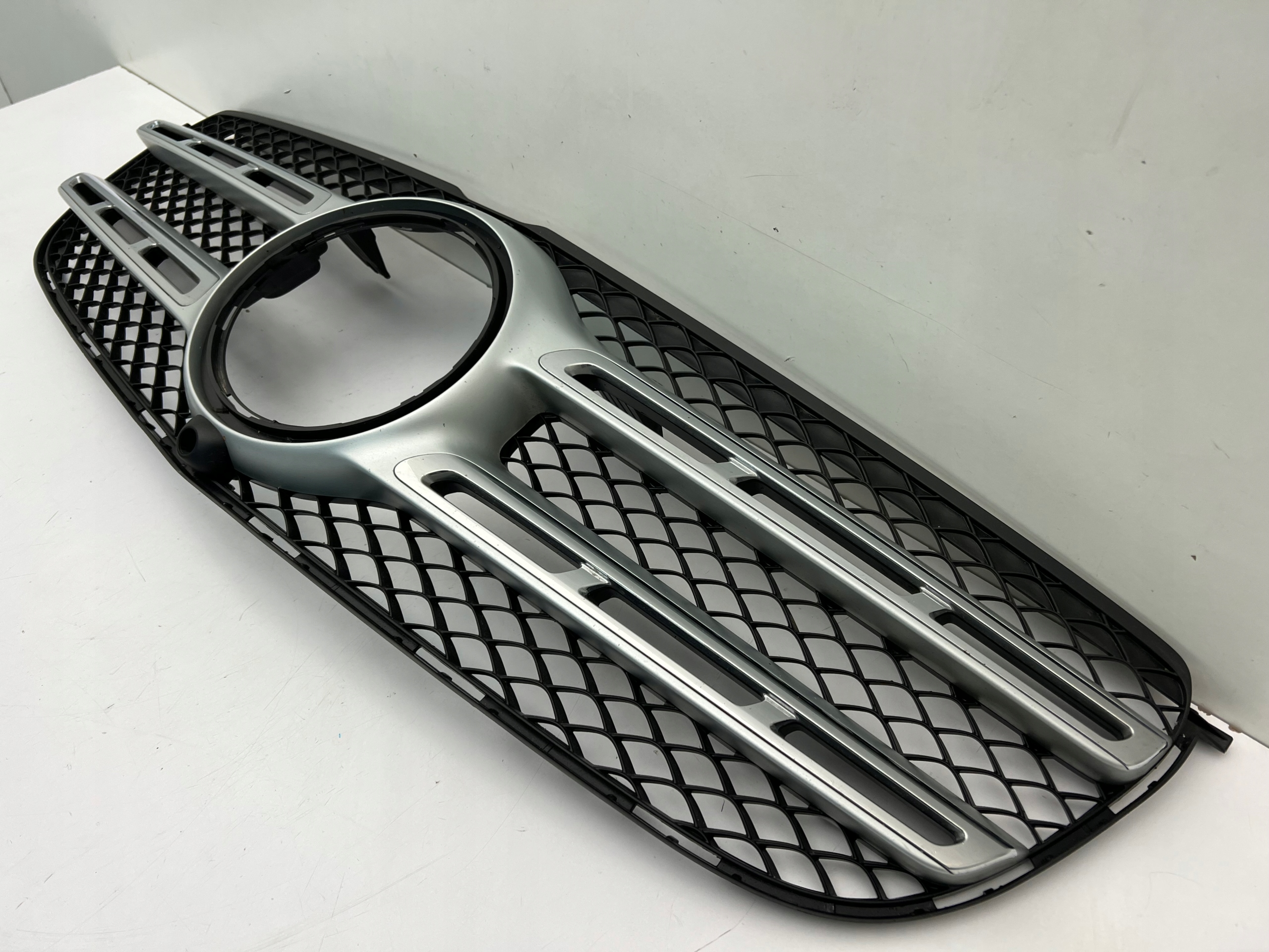 MERCEDES GLS X166 ATRAPA GRILL ZDERZAKA PRZEDNIEGO CHROM POD KAMERĘ 15-19 N Producent części Mercedes-Benz OE