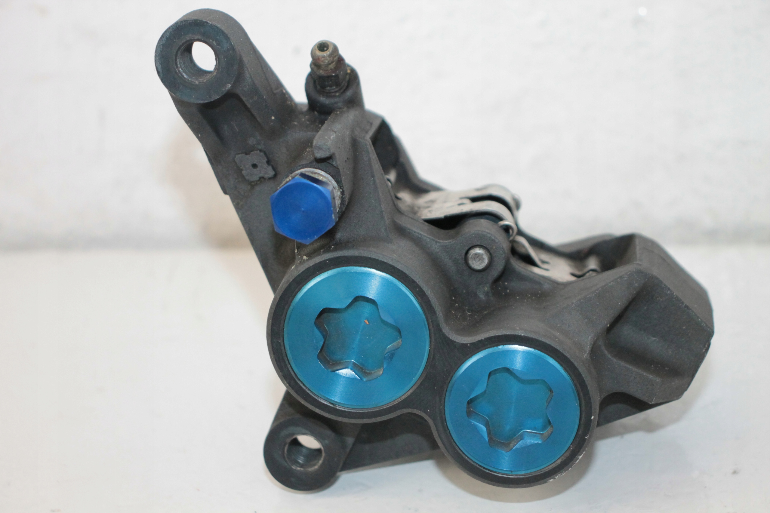 11 - Yamaha R1 RN09 02-03 гальмівний супорт передній лівий