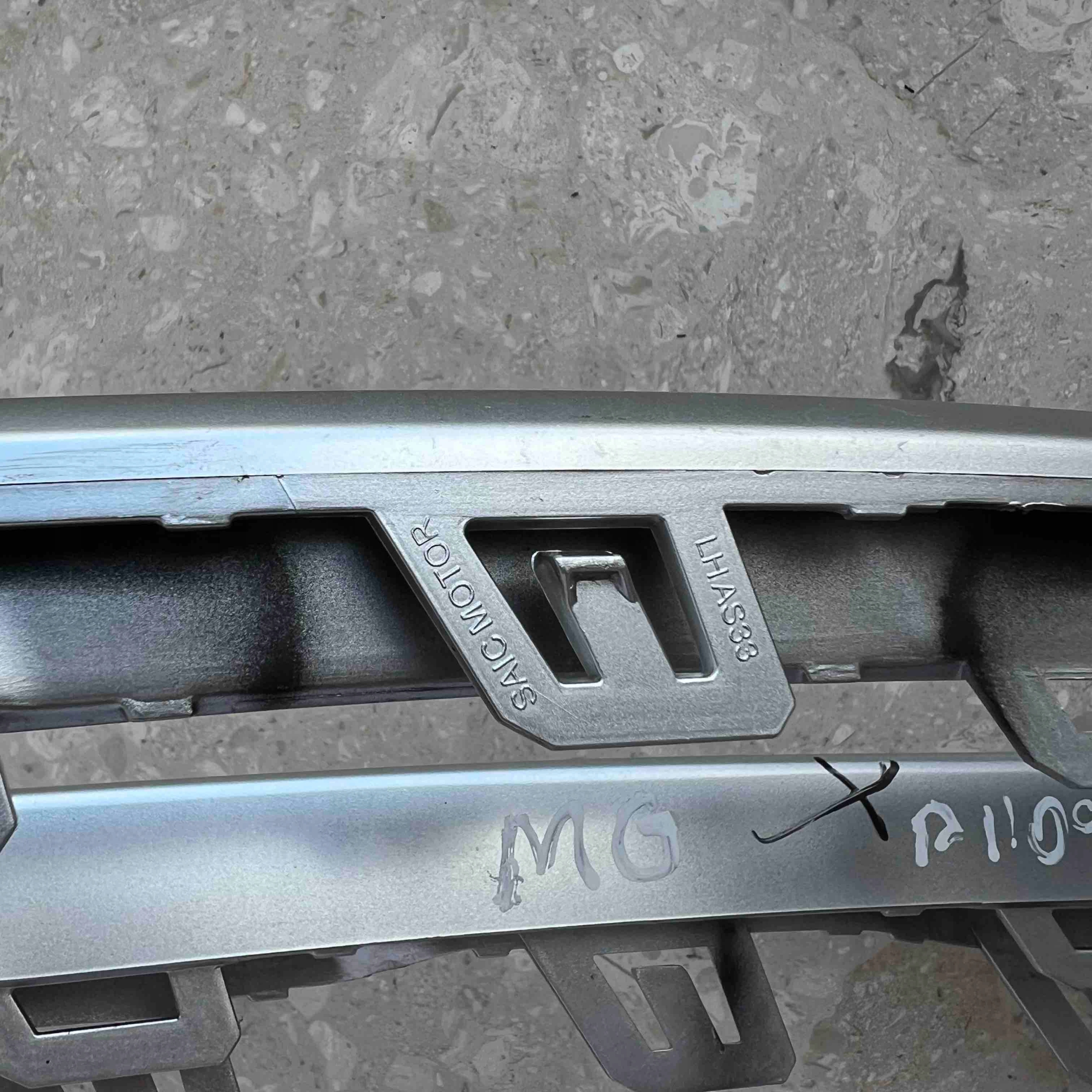 MG HS II 2024-> left chrome spoiler frame for exhaust pipe 11211937
