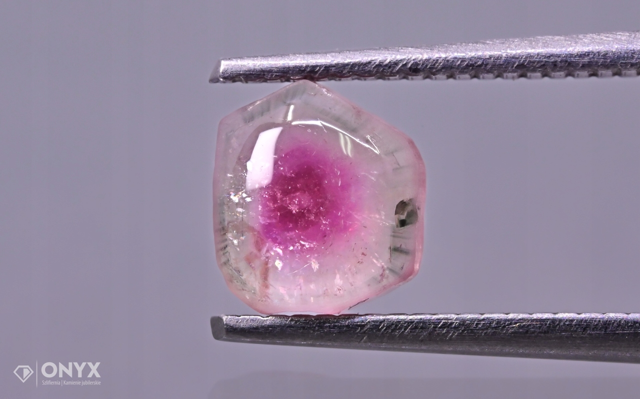 Turmalín konvexní nepravidelná destička 6x5 mm