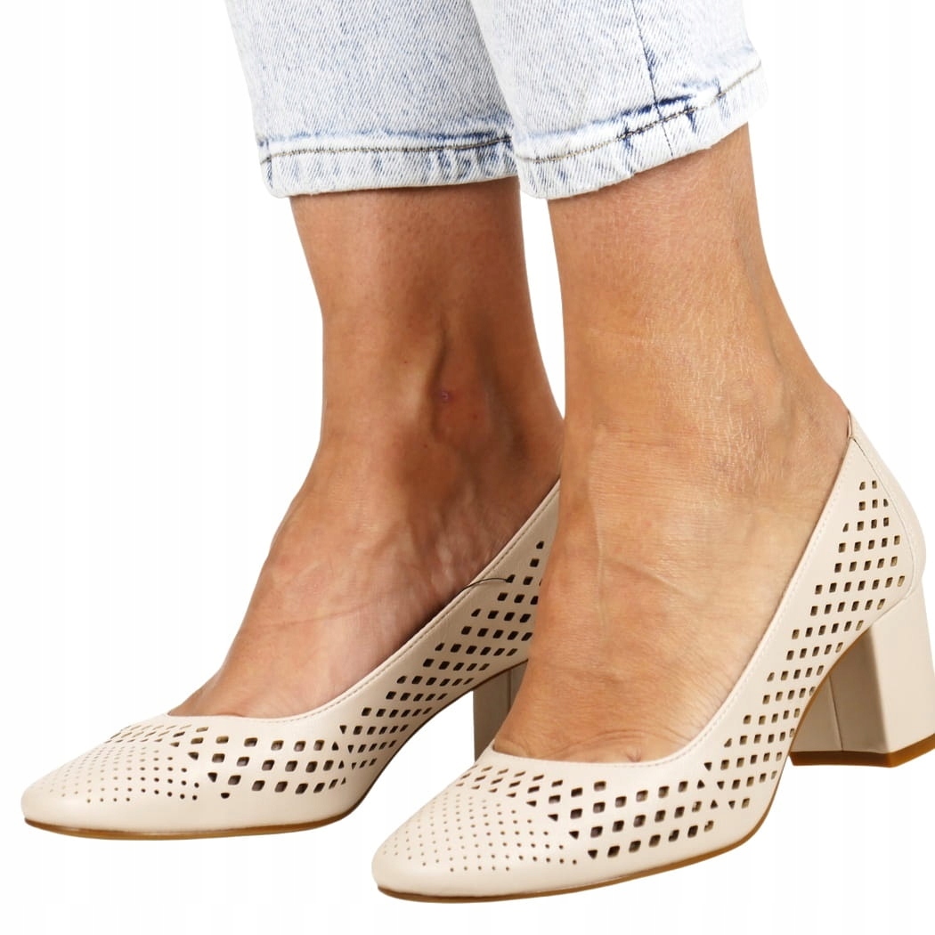 Lodičky Na Sloupku Kostky Jsou Pohodlné, Stabilní, Prolamované, Tělové, Béžové, Velikost 39