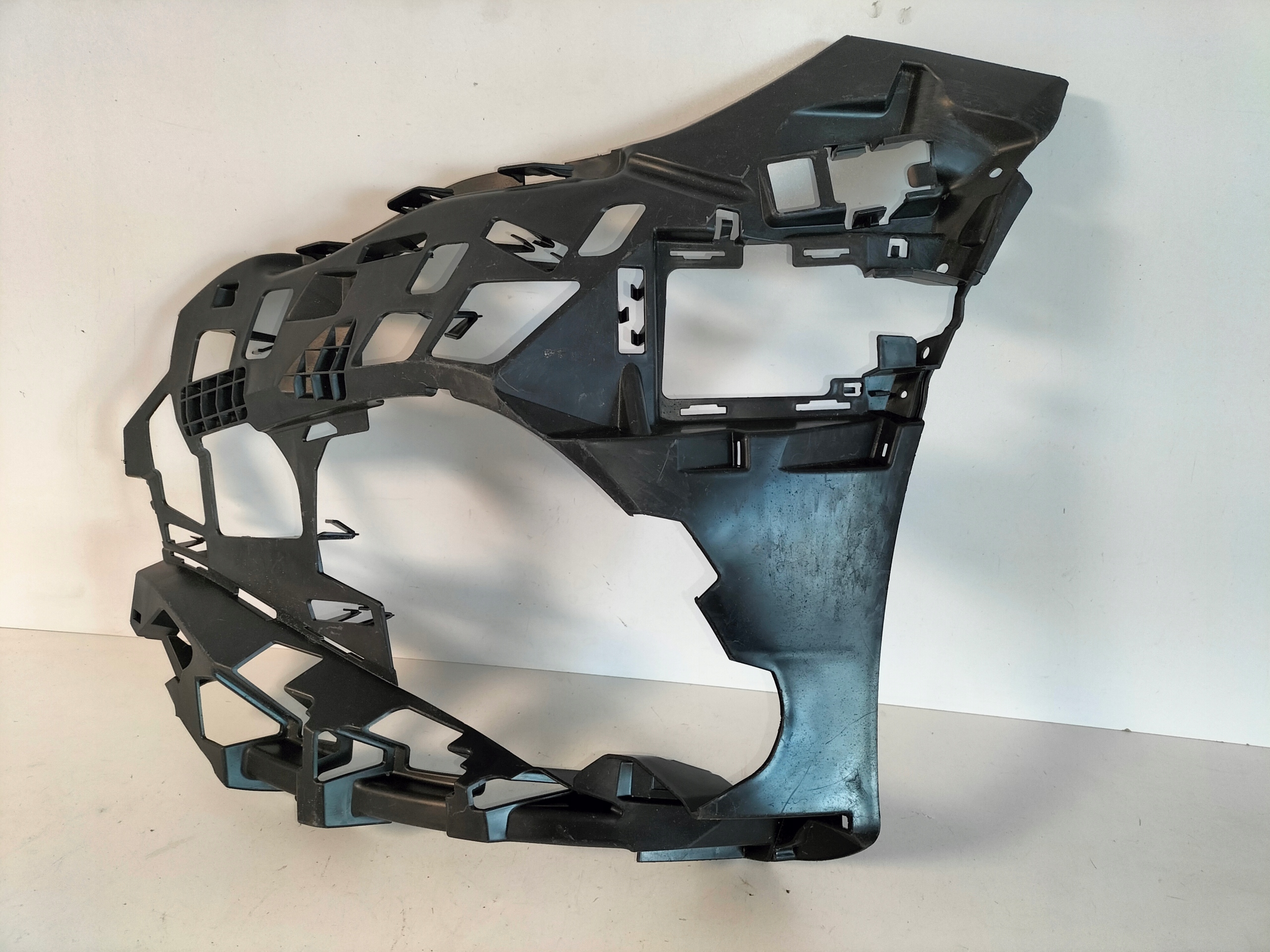support holder of a bumper front left MERCEDES E KLASA W214 22- AMG GT