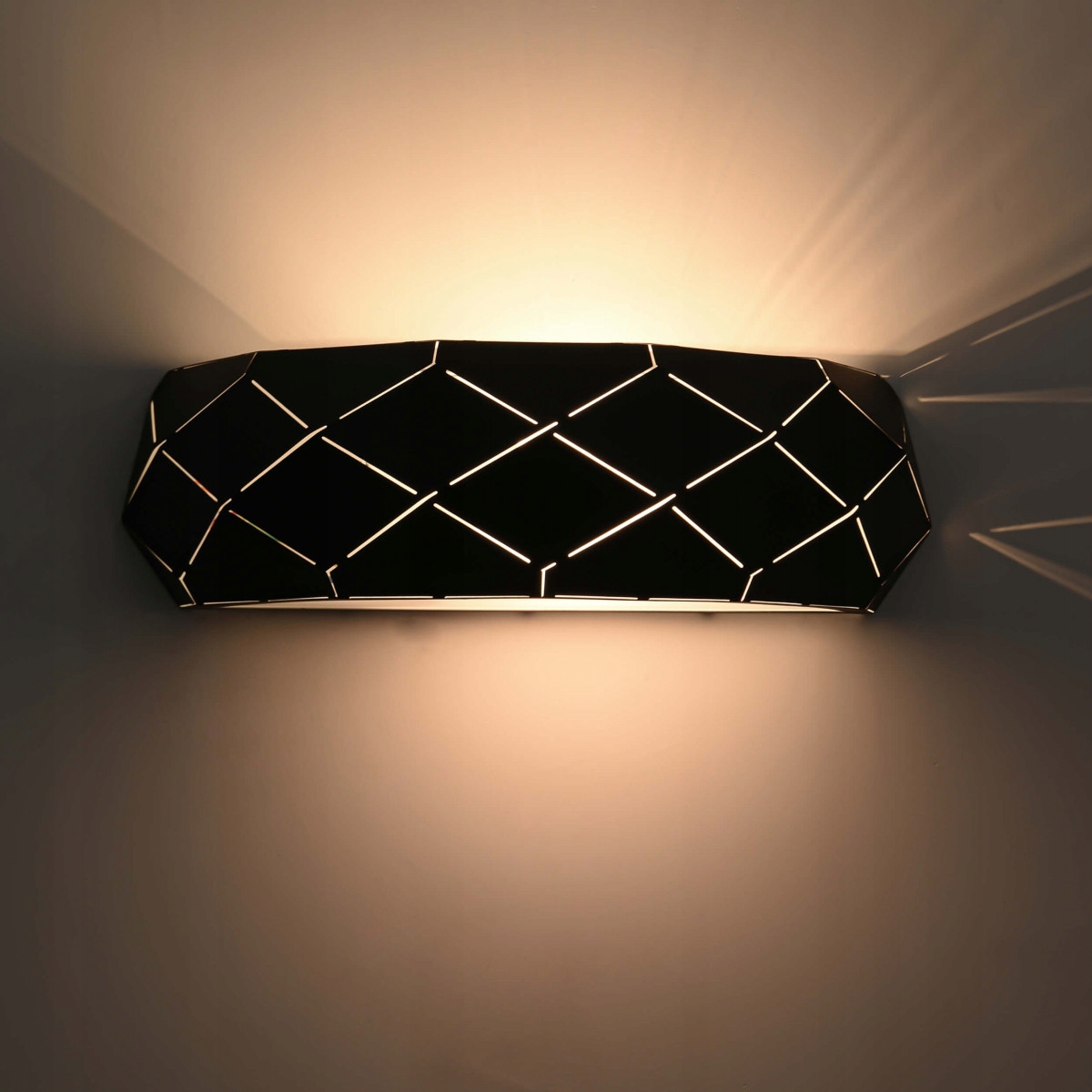Čierne krásne rozptyľujúce svetlo nástenné svietidlo Reus s priesvitkami