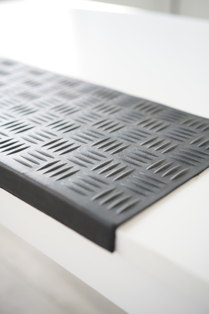 NAKŁADKI NA SCHODY GUMOWE ANTYPOŚLIZGOWE RYFEL WEJŚCIOWE 25X75 NASTOPNICE Szerokość produktu 25 cm