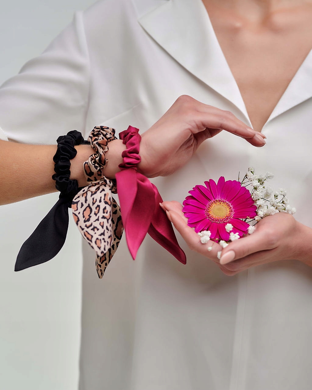 Gumka do włosów z jedwabiu z uszkami- kawa Rodzaj pojedyncza gumka