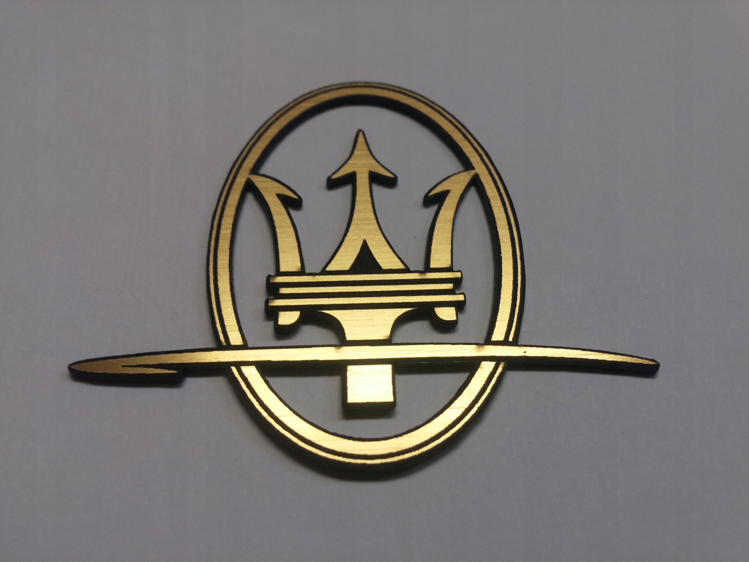 

Maserati naklejka emblemat 52 x 50 mm*ZŁOTA