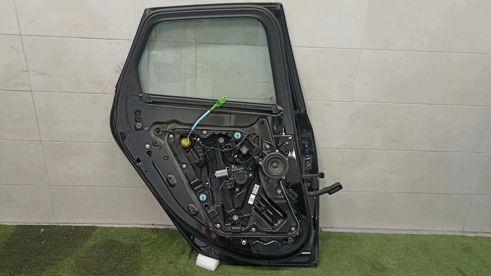 BMW U06 ajtó bal hátsó hátsó 475